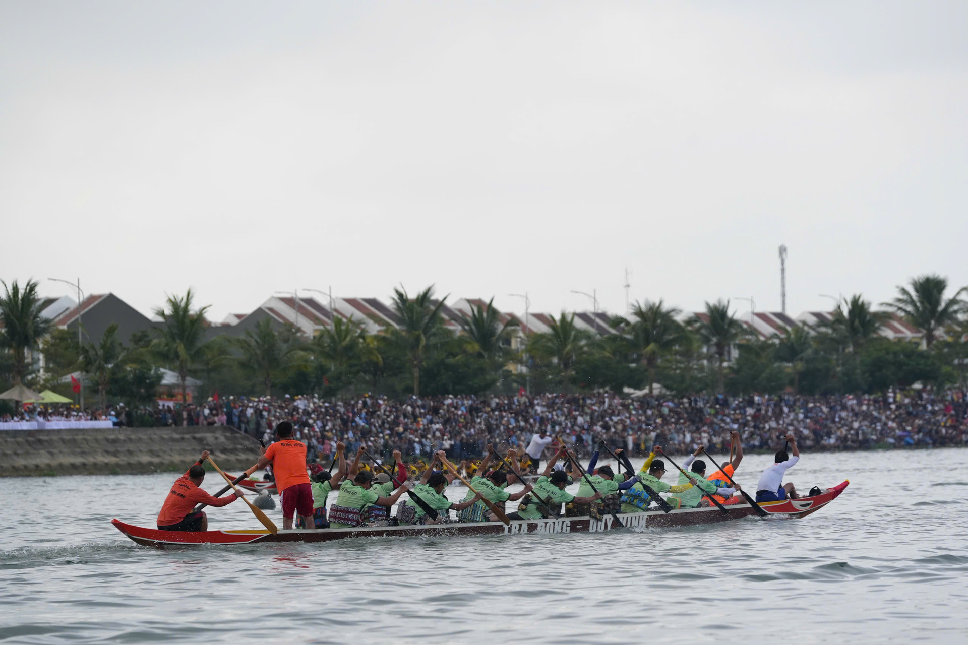 Đà Nẵng: Sôi nổi giải đua thuyền truyền thống đầu xuân - 6