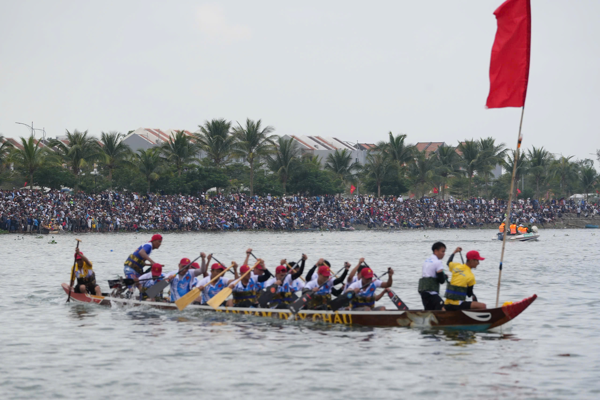 Đà Nẵng: Sôi nổi giải đua thuyền truyền thống đầu xuân - 8