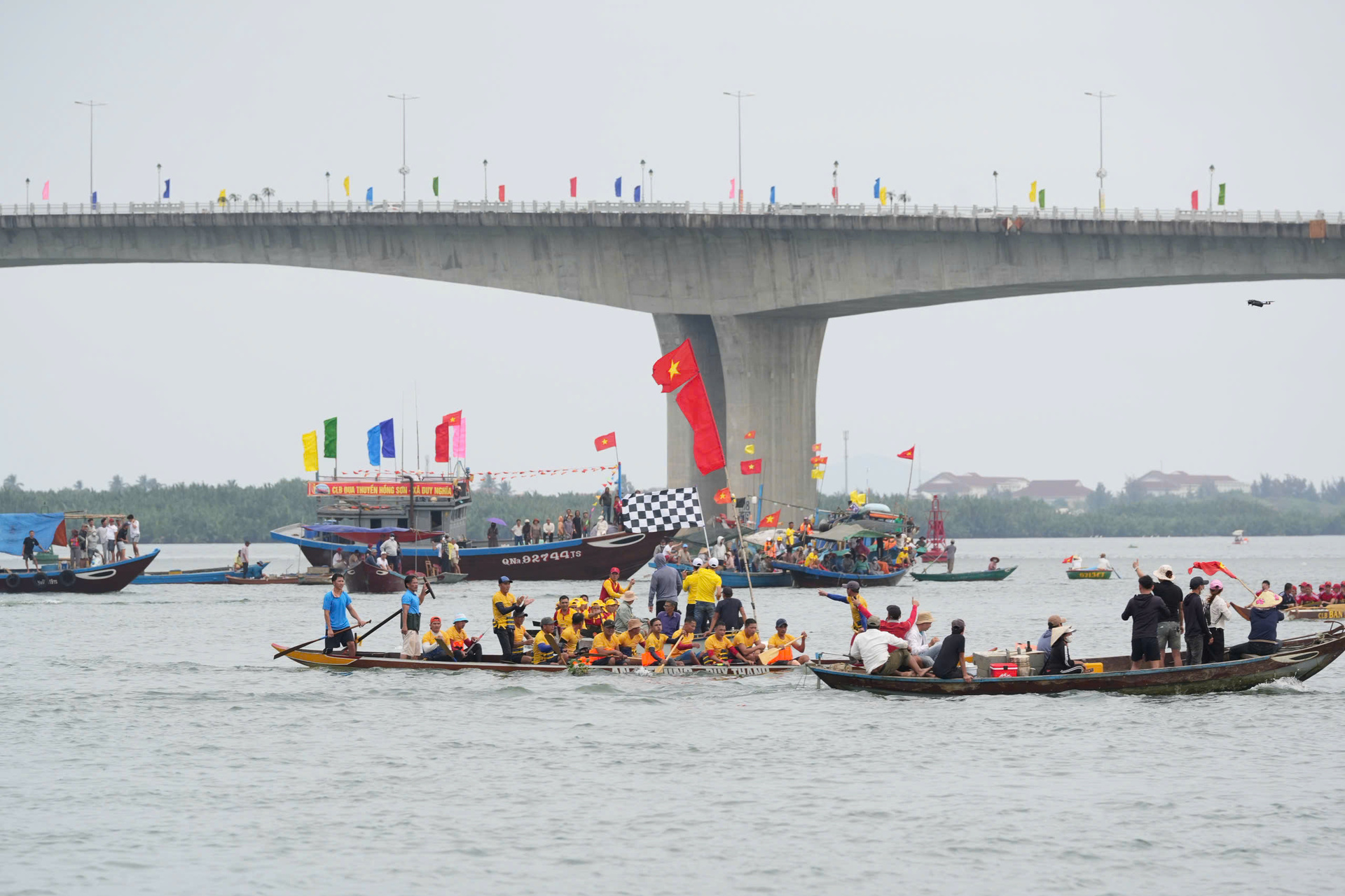 Đà Nẵng: Sôi nổi giải đua thuyền truyền thống đầu xuân - 14