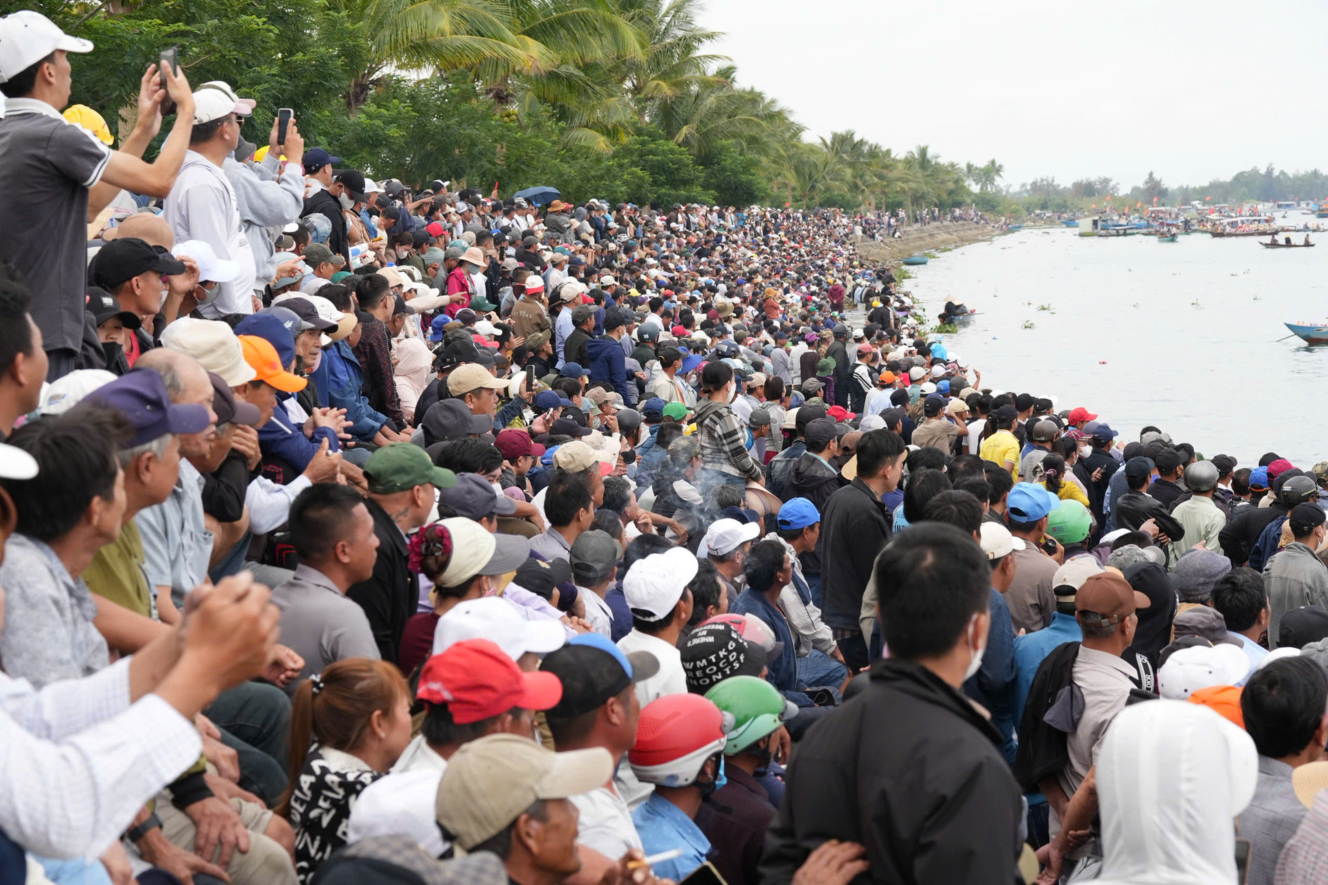 Đà Nẵng: Sôi nổi giải đua thuyền truyền thống đầu xuân - 11