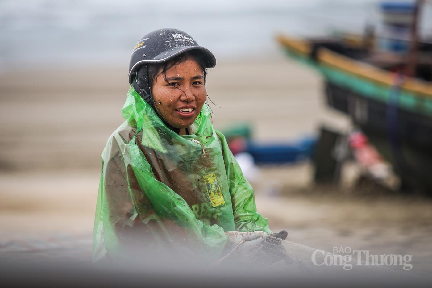 Ngư dân Hà Tĩnh phấn khởi trúng đậm 'lộc biển' - 13