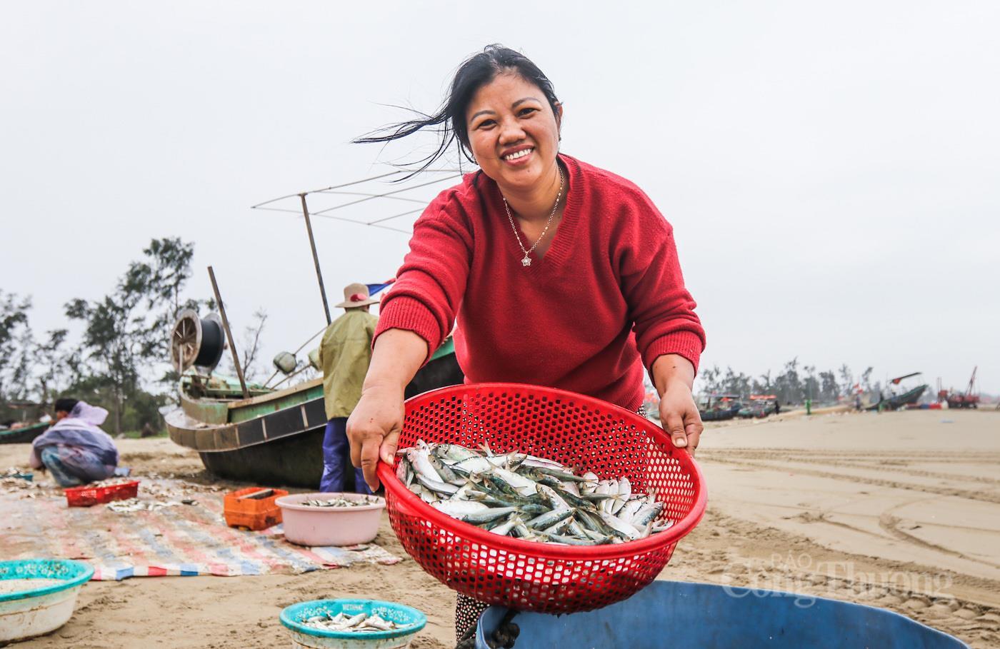 Ngư dân Hà Tĩnh phấn khởi trúng đậm 'lộc biển' - 8