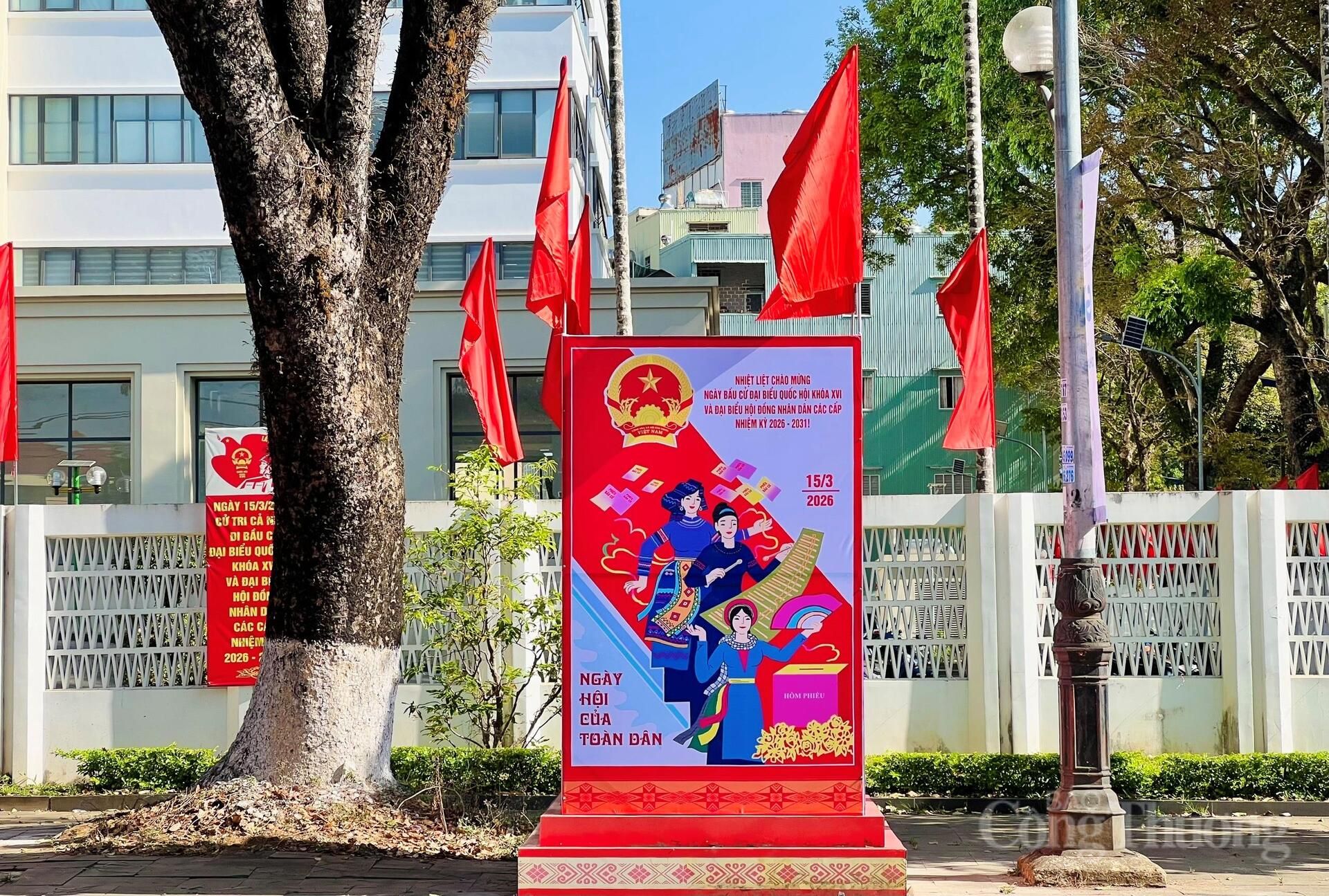 Gia Lai: Phố núi Pleiku rực sắc cờ hoa mừng ngày hội lớn - 6