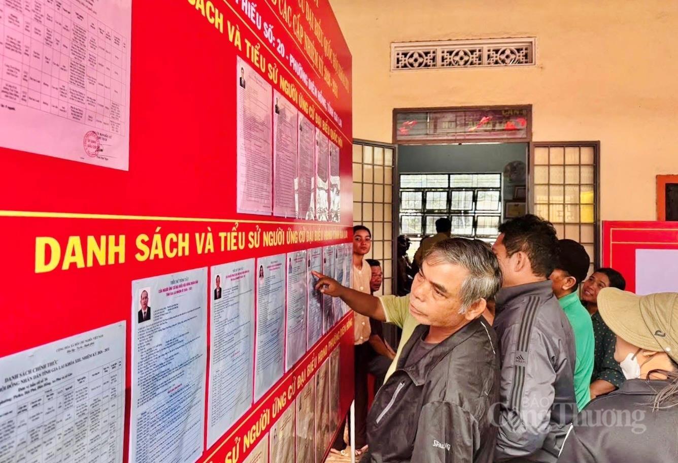 Gia Lai: Phố núi Pleiku rực sắc cờ hoa mừng ngày hội lớn - 12