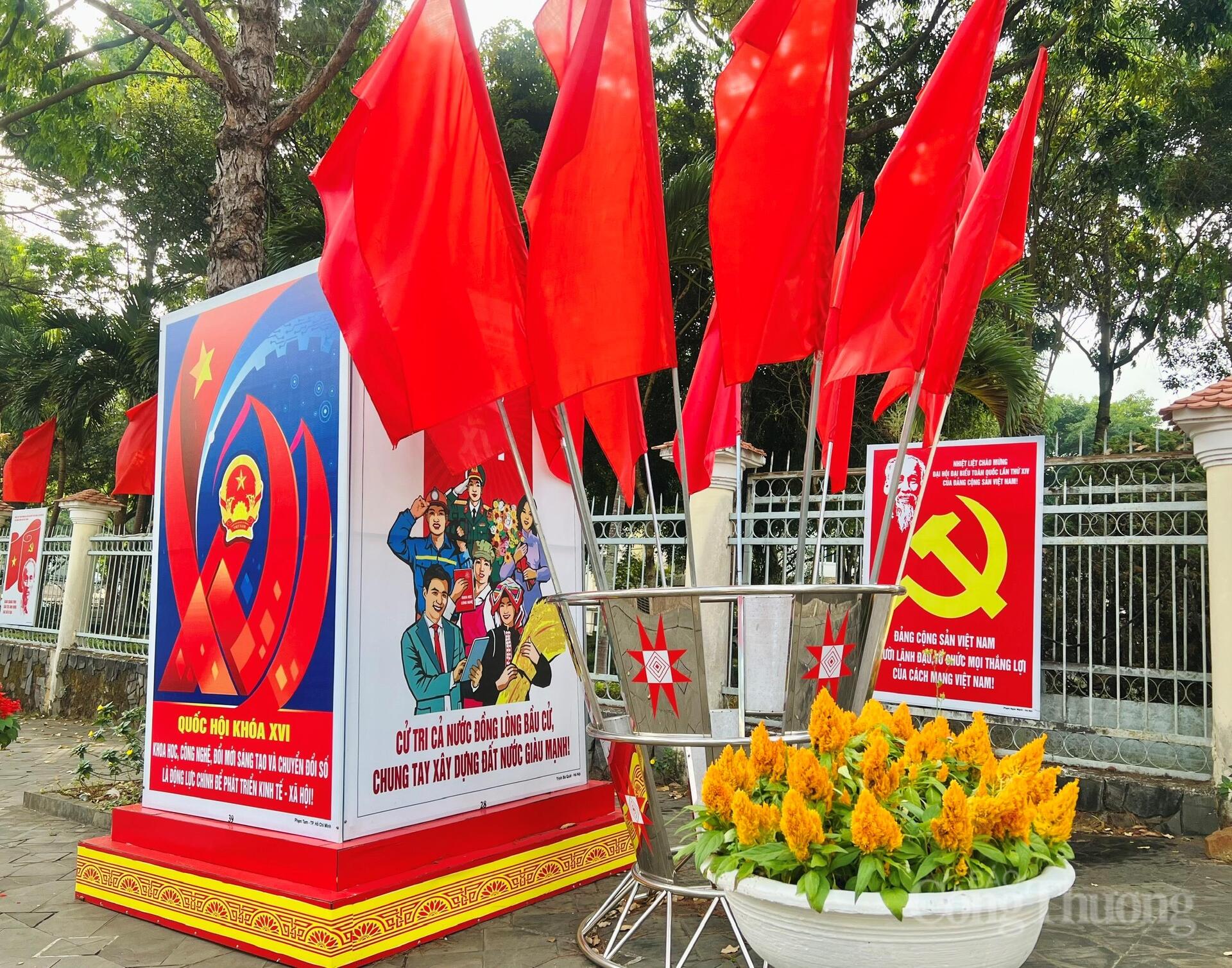 Gia Lai: Phố núi Pleiku rực sắc cờ hoa mừng ngày hội lớn - 8