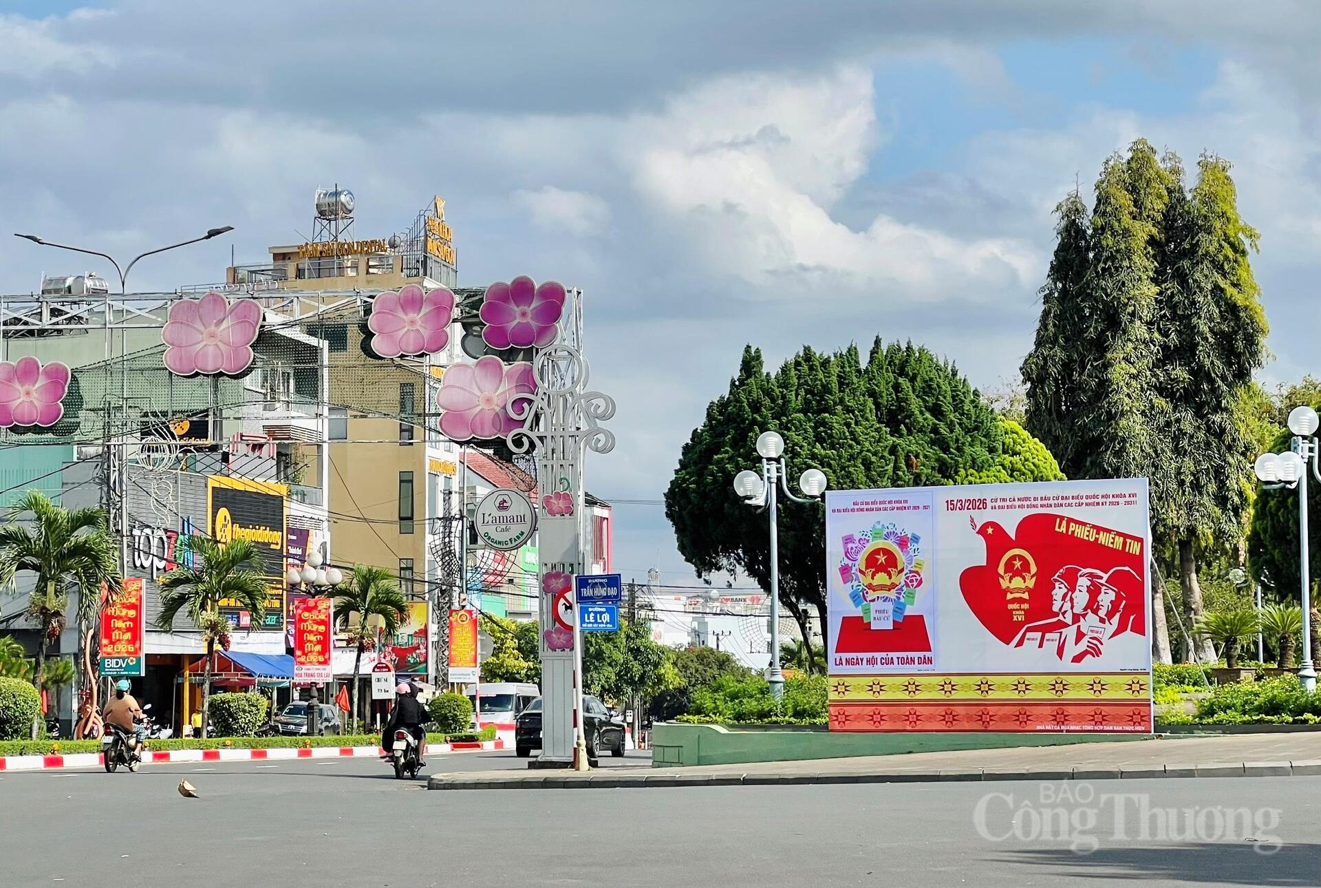 Gia Lai: Phố núi Pleiku rực sắc cờ hoa mừng ngày hội lớn - 3