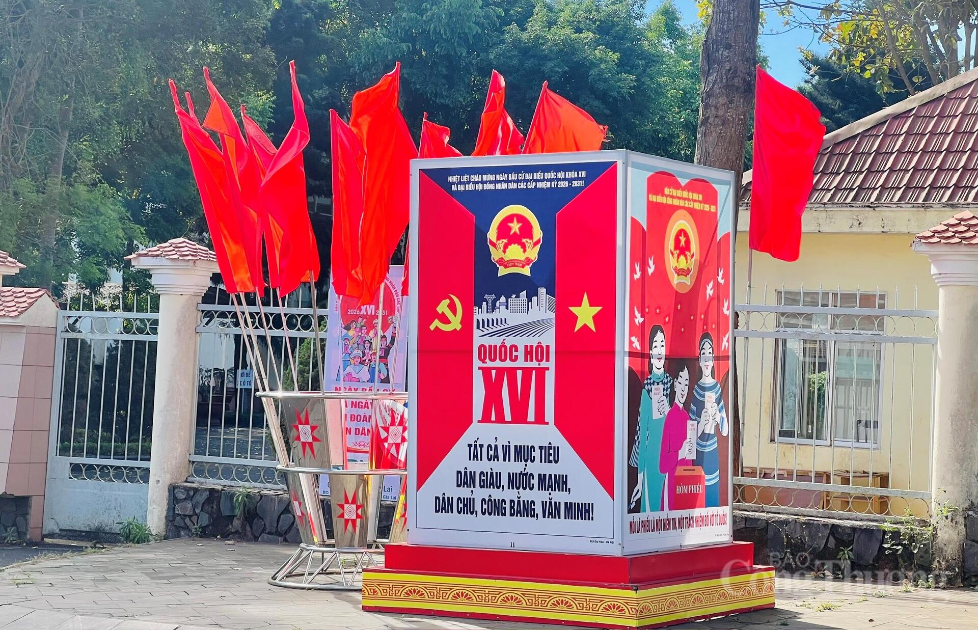 Gia Lai: Phố núi Pleiku rực sắc cờ hoa mừng ngày hội lớn - 7