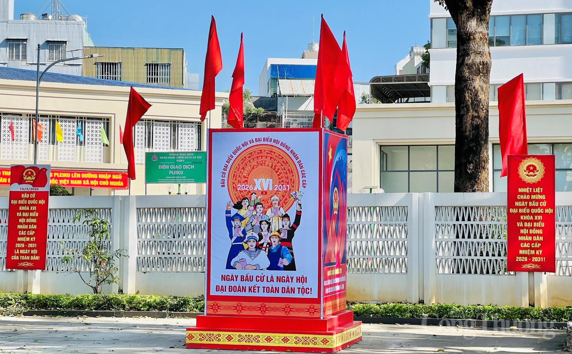 Gia Lai: Phố núi Pleiku rực sắc cờ hoa mừng ngày hội lớn - 5