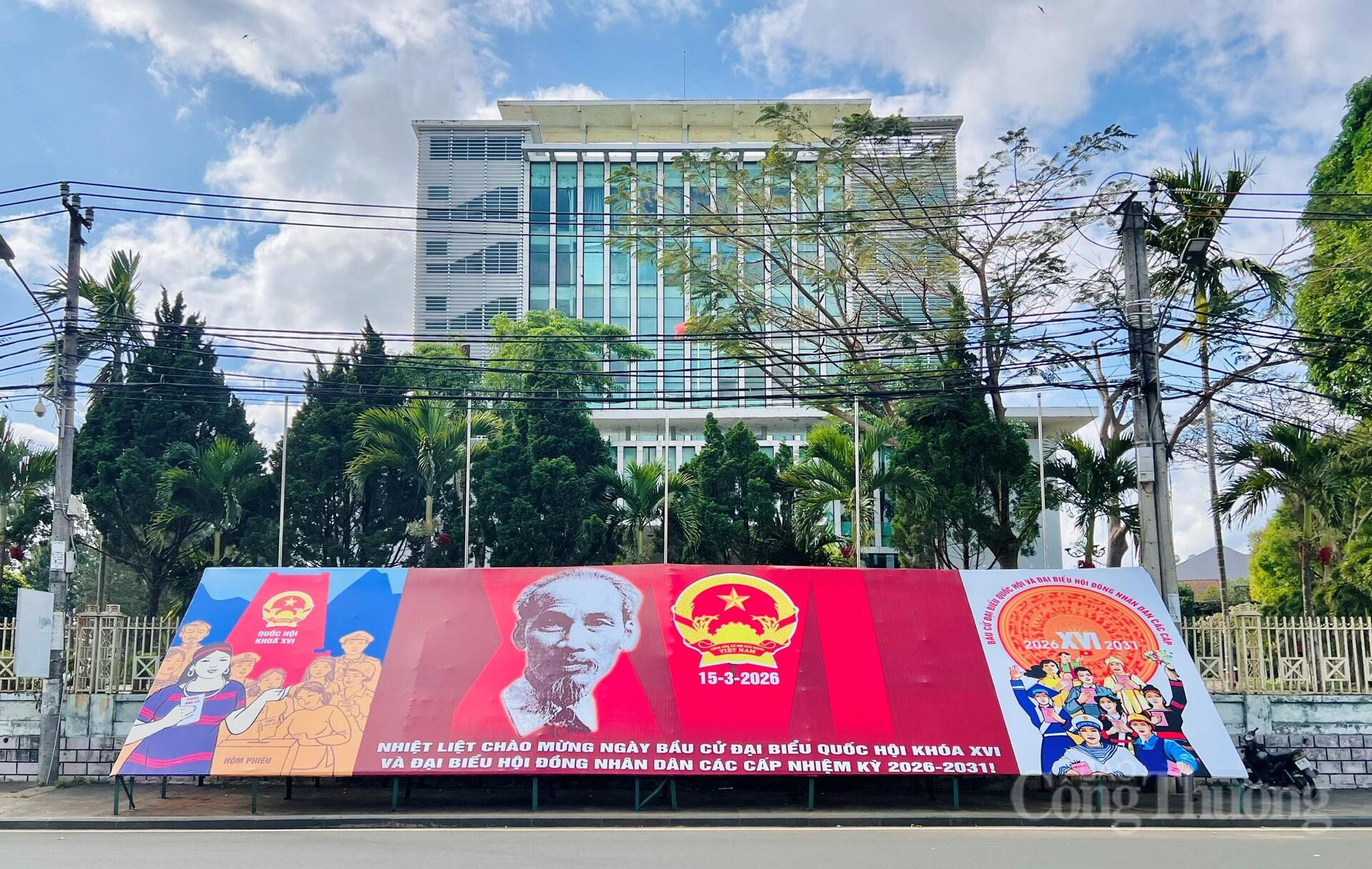 Gia Lai: Phố núi Pleiku rực sắc cờ hoa mừng ngày hội lớn - 2