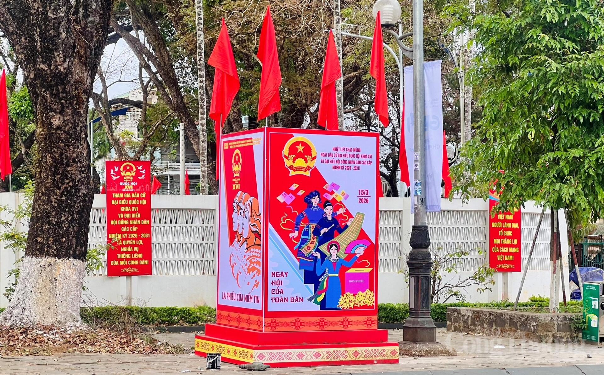 Gia Lai: Phố núi Pleiku rực sắc cờ hoa mừng ngày hội lớn - 13