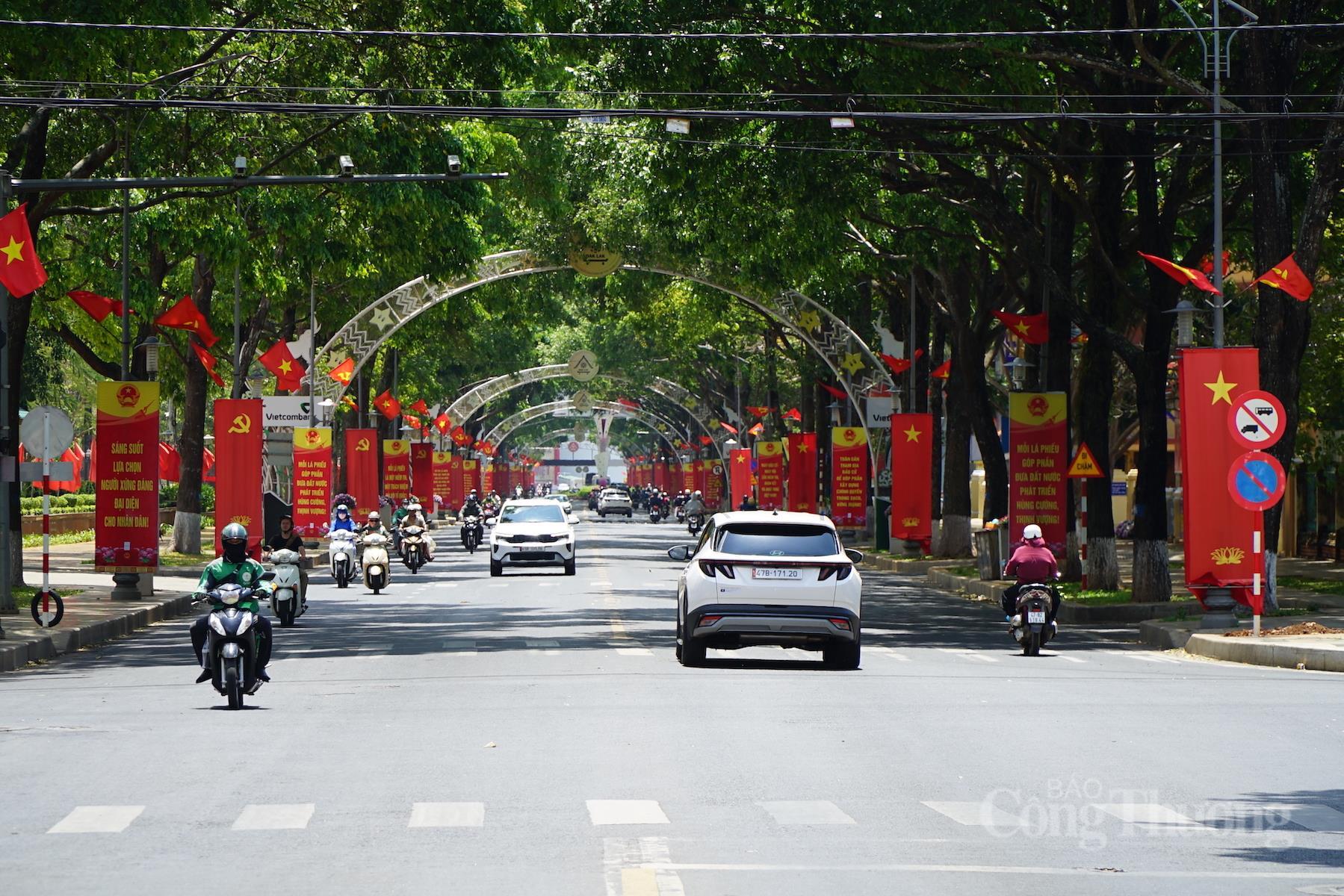 Hai bên đường Lê Duẩn cờ Tổ quốc, cờ Đảng, áp phích chào mừng ngày bầu các cấp