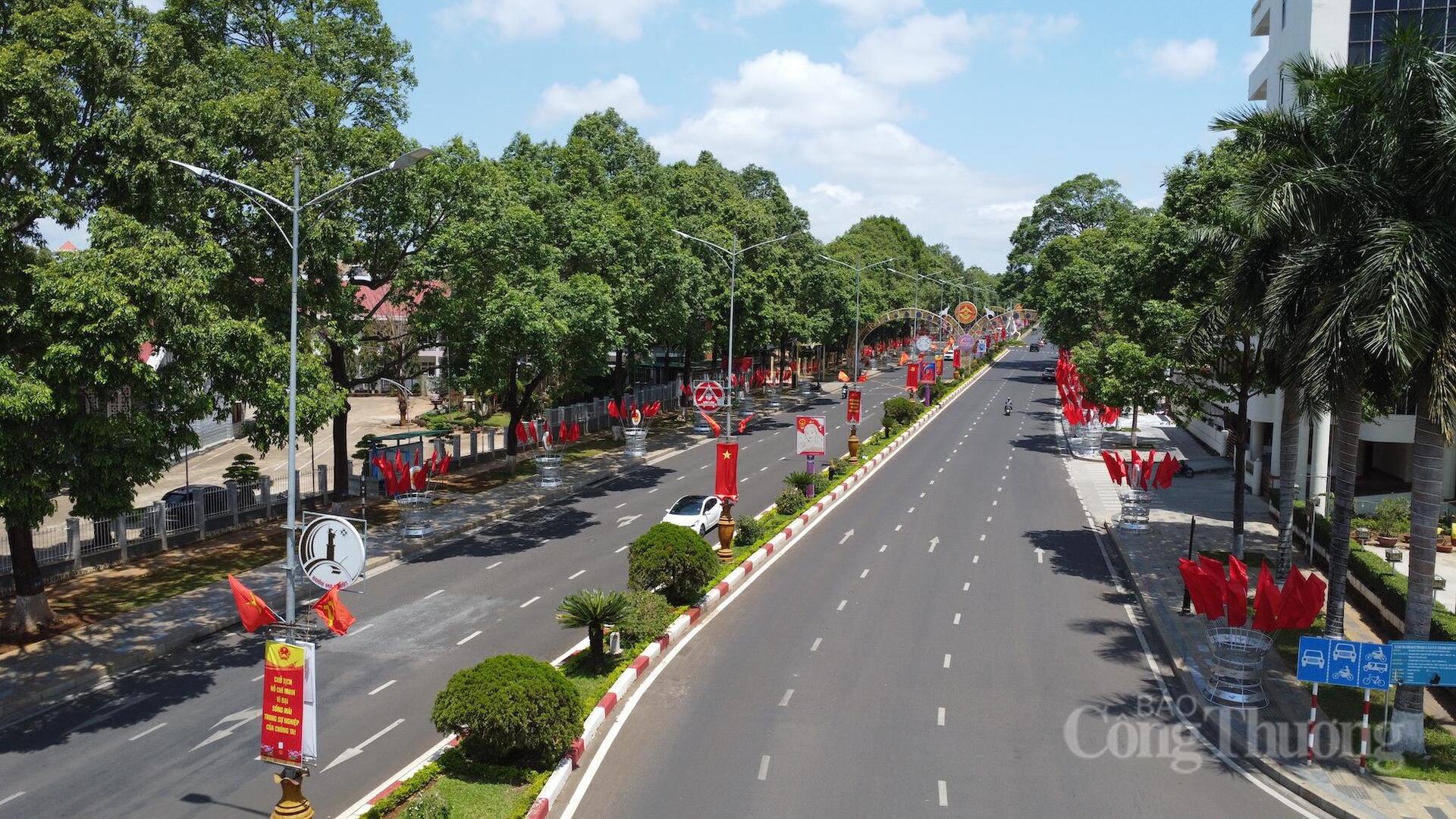 Hai bên đường Nguyễn Tất Thành được trang trí cờ hoa rực rỡ