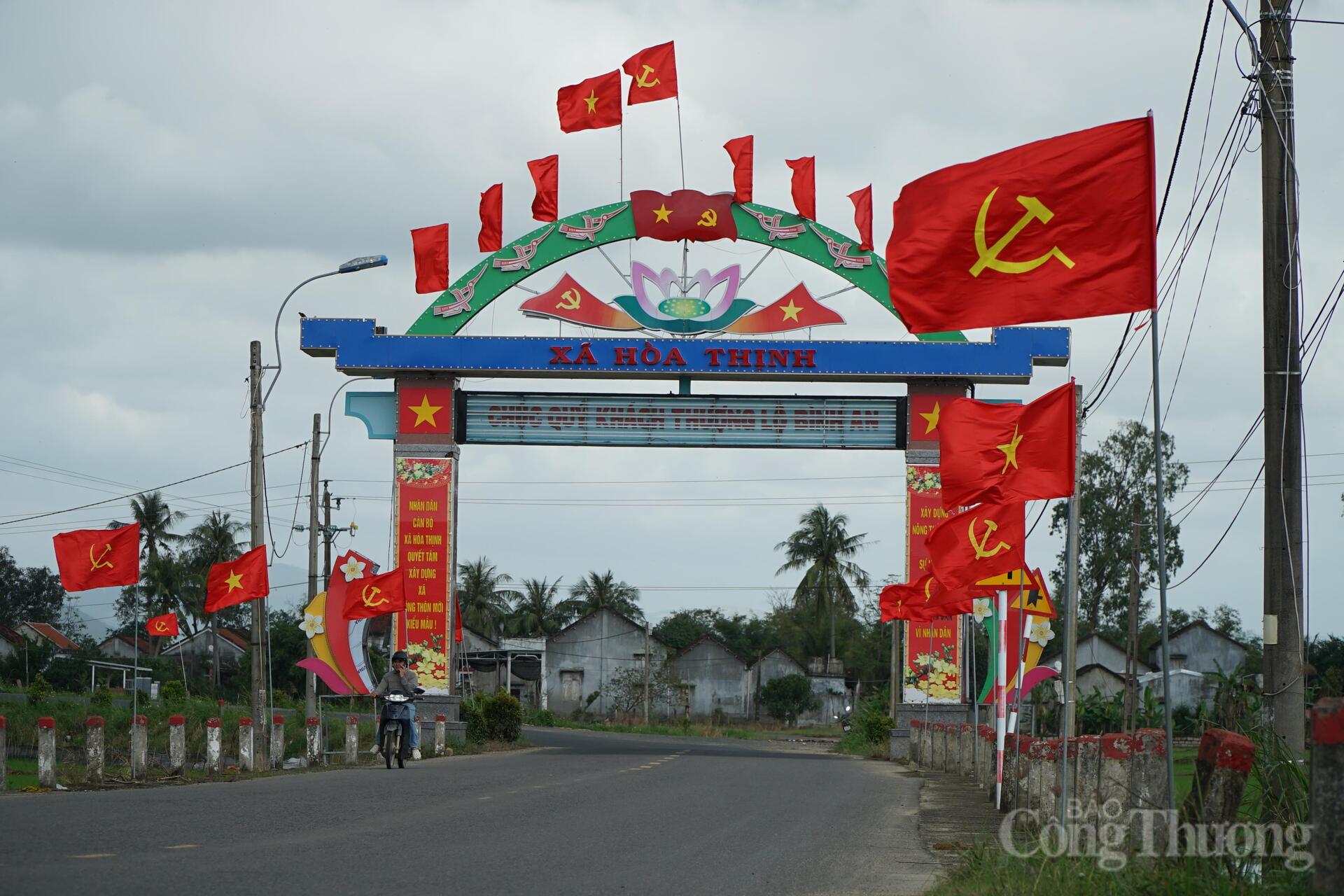 Người dân, các cấp chính quyền xã Hoà Thịnh trang trí cờ Đảng, cờ Tổ quốc hai bên đường