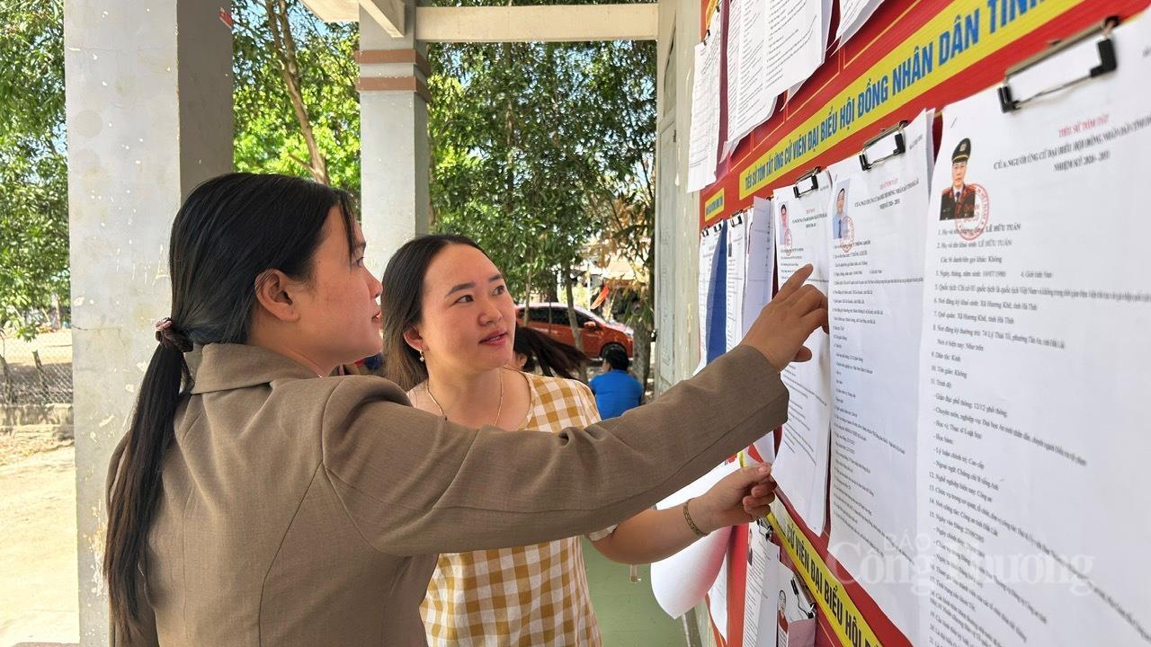 Người dân Buôn H'Mông tìm hiểu danh sách các ứng cử viên