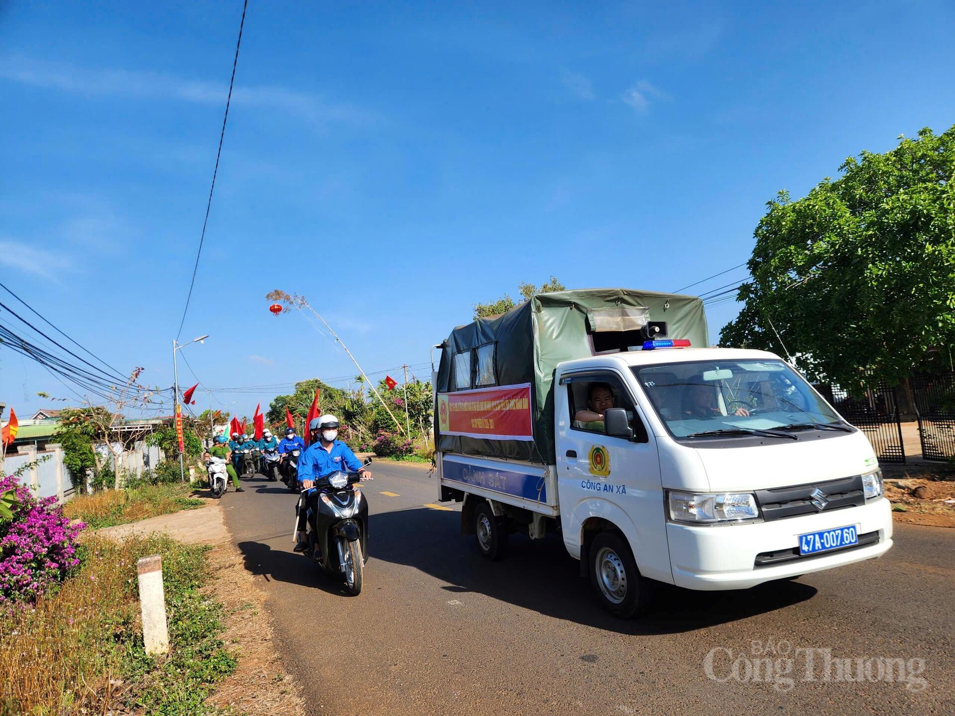 Đoàn Thanh niên, Công an xã Ea Kiệt dùng xe lưu động tuyên truyền ngày bầu cử các cấp