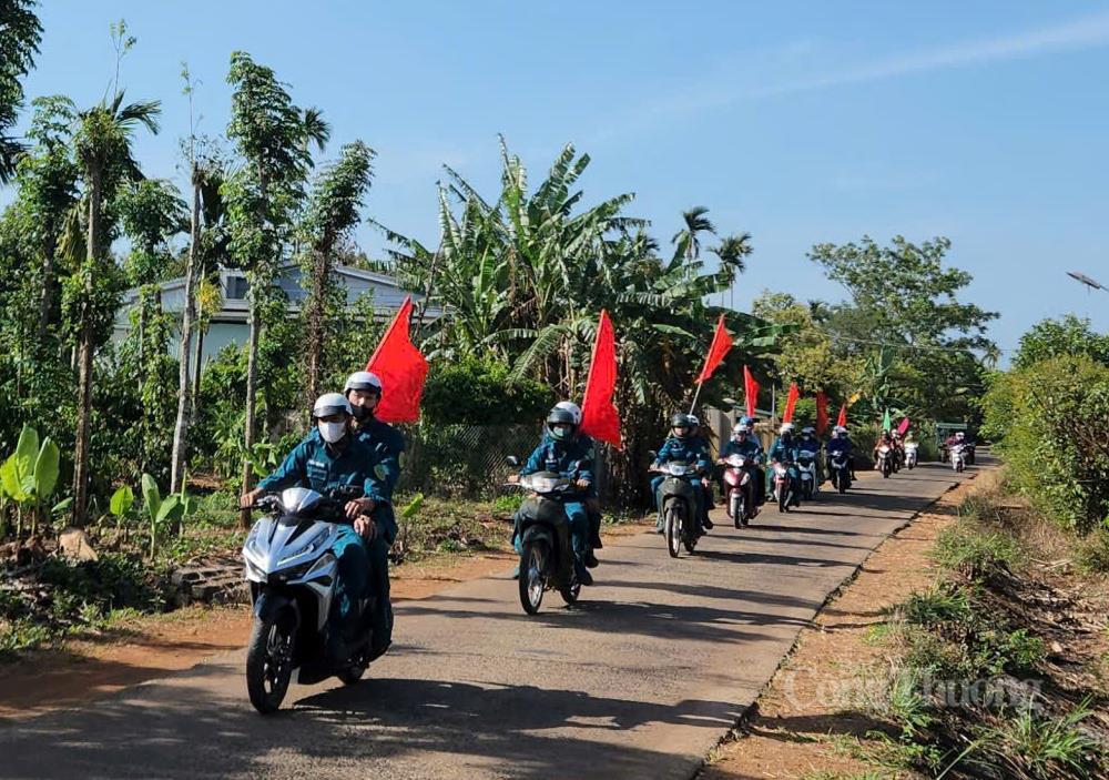 Công tác tuyên truyền cho ngày bầu cử ở xã Ea Kiết được triển khai về tận từng thôn