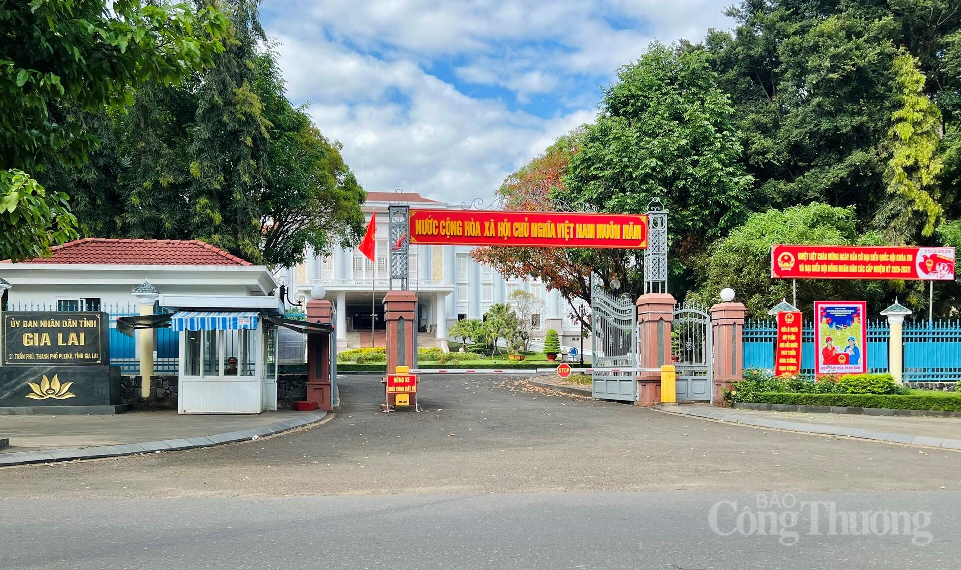 Gia Lai: Phố núi Pleiku rực sắc cờ hoa mừng ngày hội lớn - 14