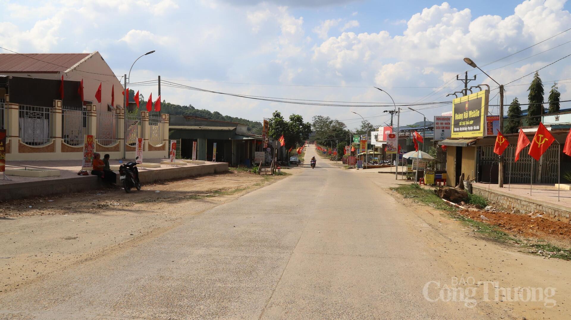 Đường cờ dọc tuyến đường qua xã Yang Mao