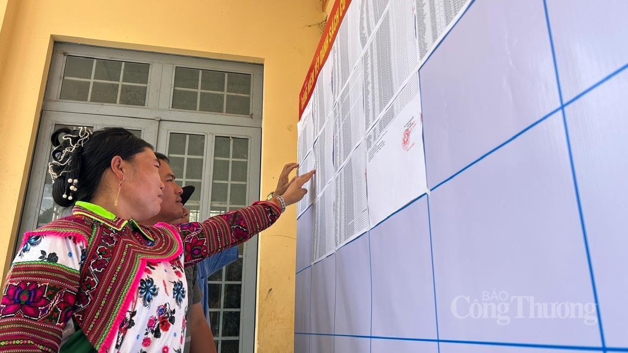 Người dân thôn Ea Hăn, xã Yang Mao đến nhà văn hoá cộng đồng tìm hiểu công tác bầu cử