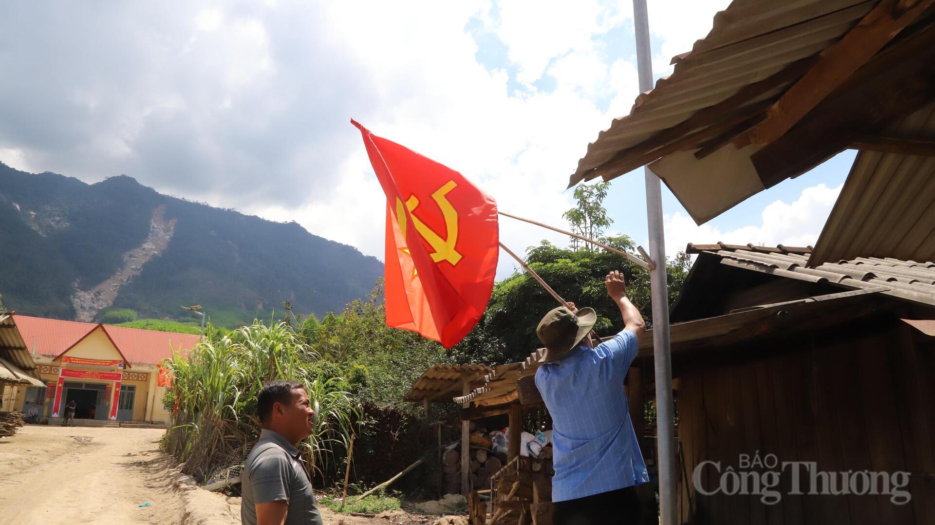 Người dân thôn Ea Hăn, xã Yang Mao cắm cờ Đảng, cờ Tổ quốc