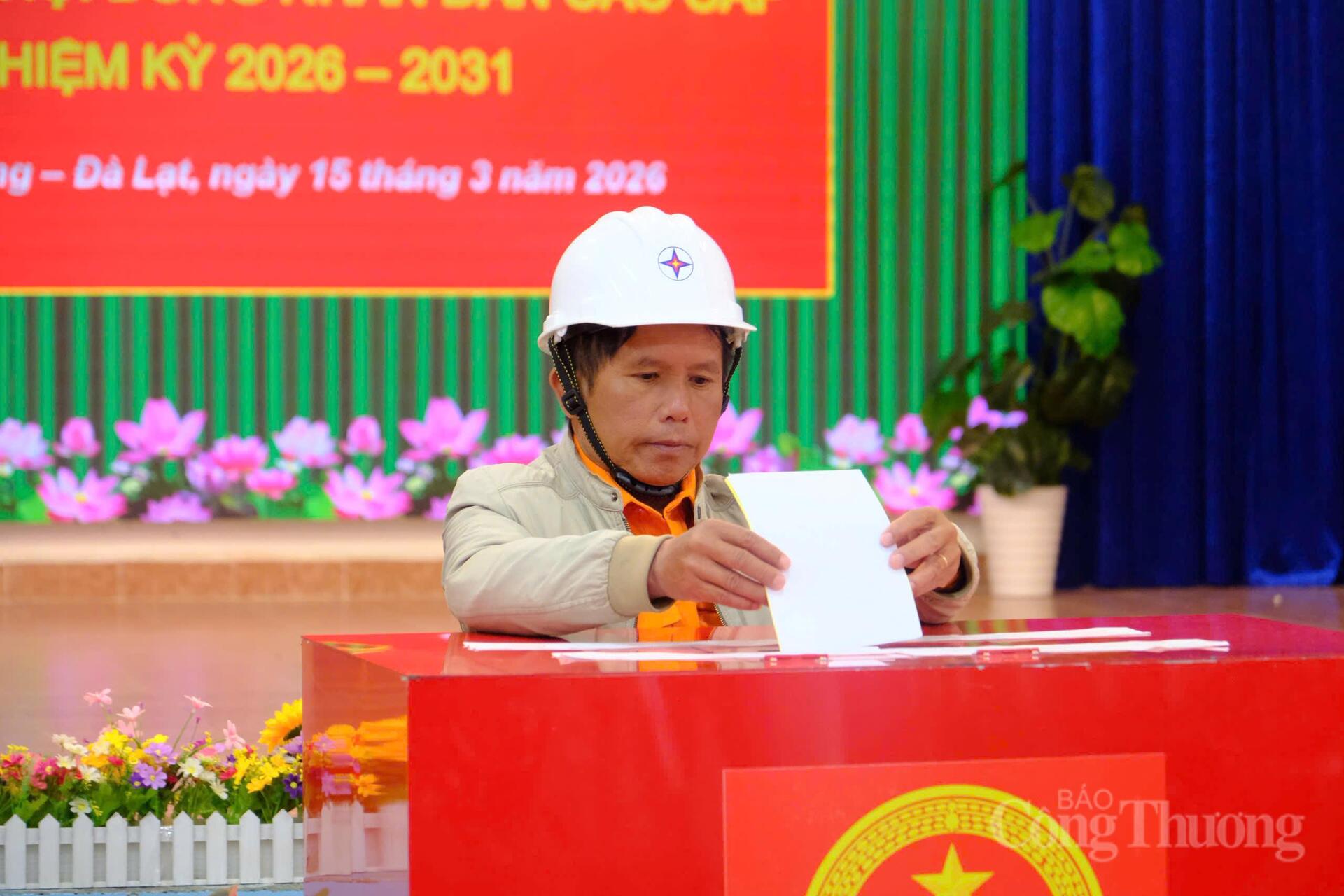 Cử tri Bùi Tiến Đạt, công tác tại Điện lực Đà Lạt (Công ty Điện lực Lâm Đồng) bỏ phiếu tại phường Xuân Hương - Đà Lạt.