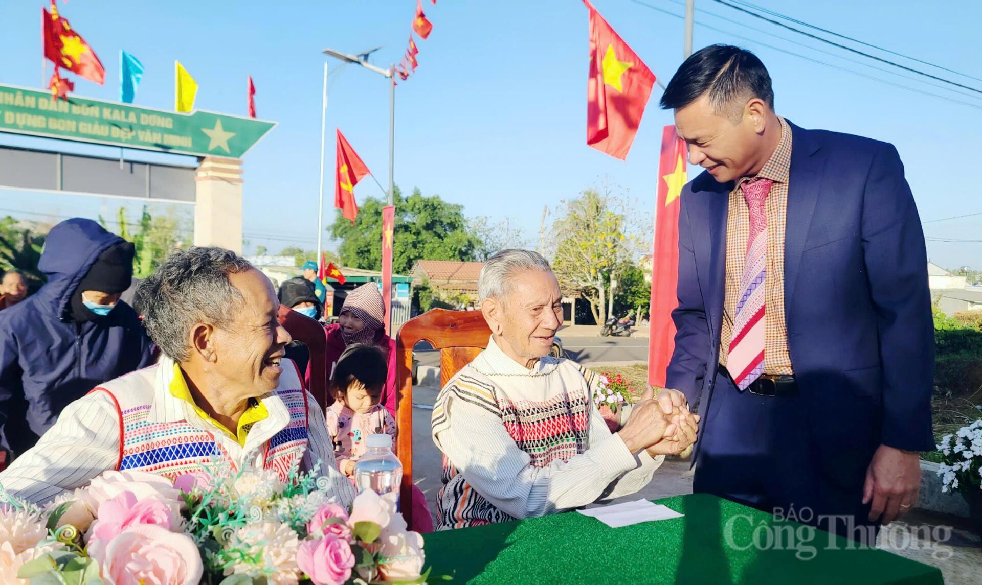 Cử tri lớn tuổi xã Quảng Khê tham gia bầu cử.