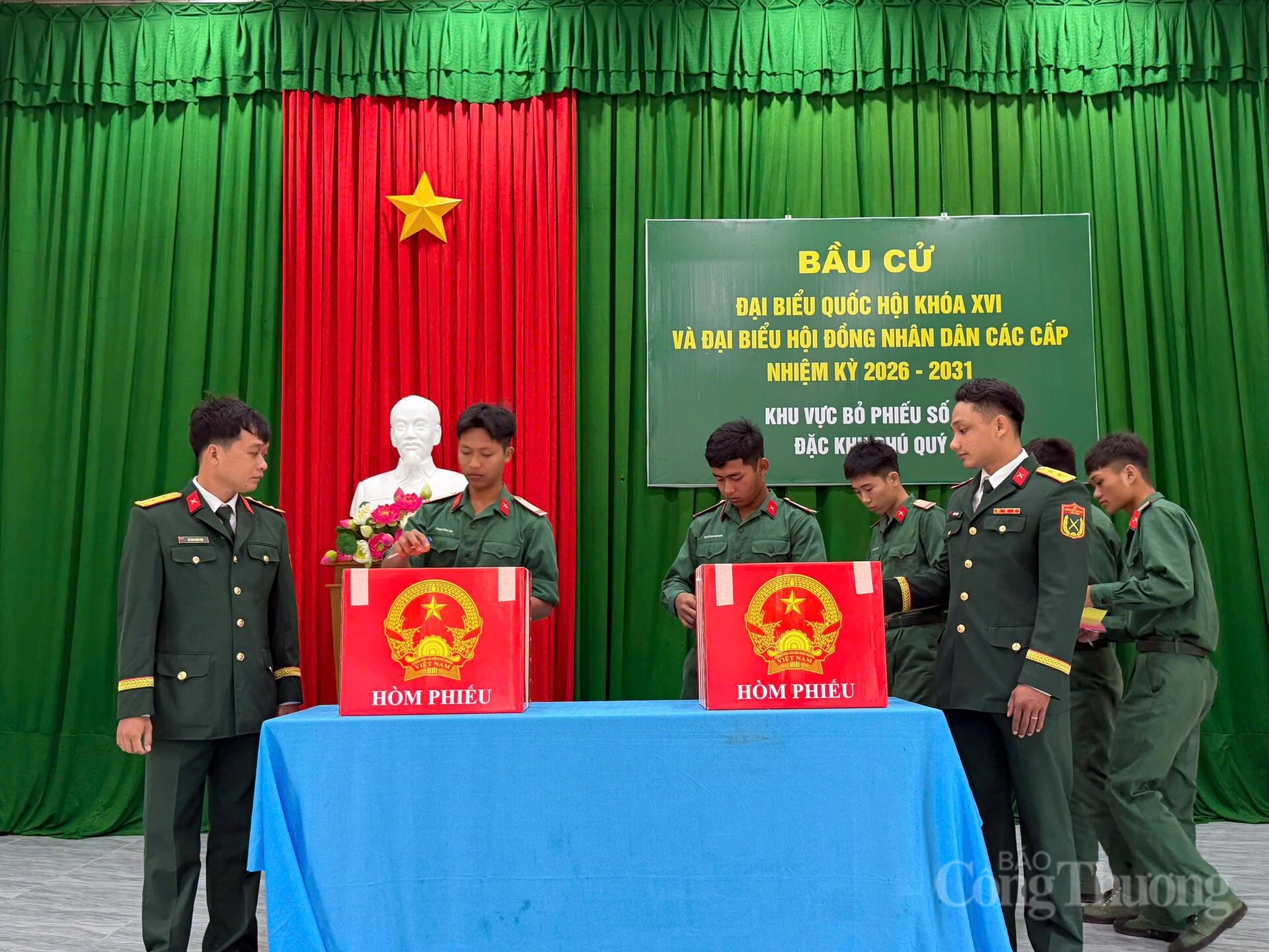 Cử tri đặc khu Phú Quý bỏ phiếu.