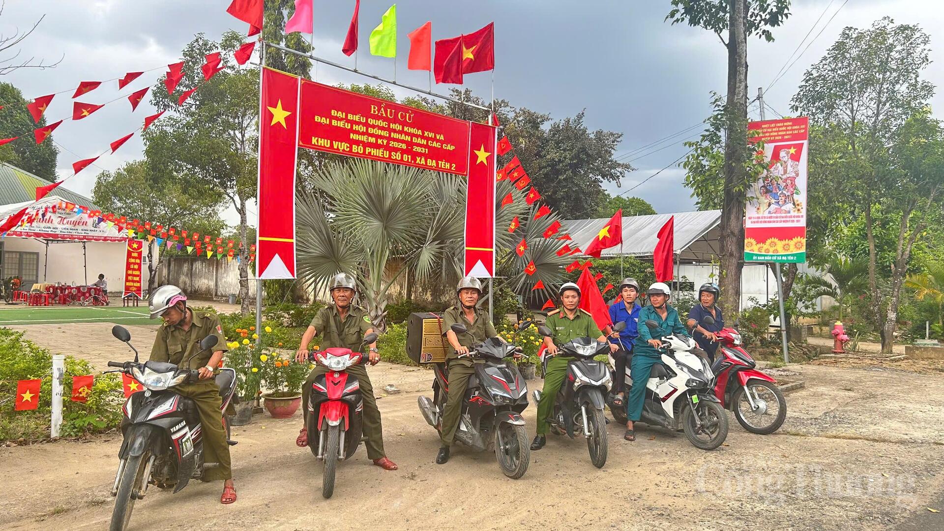 Các lực lượng chức năng xã Đạ Tẻh 2 chở loa phát thanh tuyên truyền cho cử tri đi bỏ phiếu.