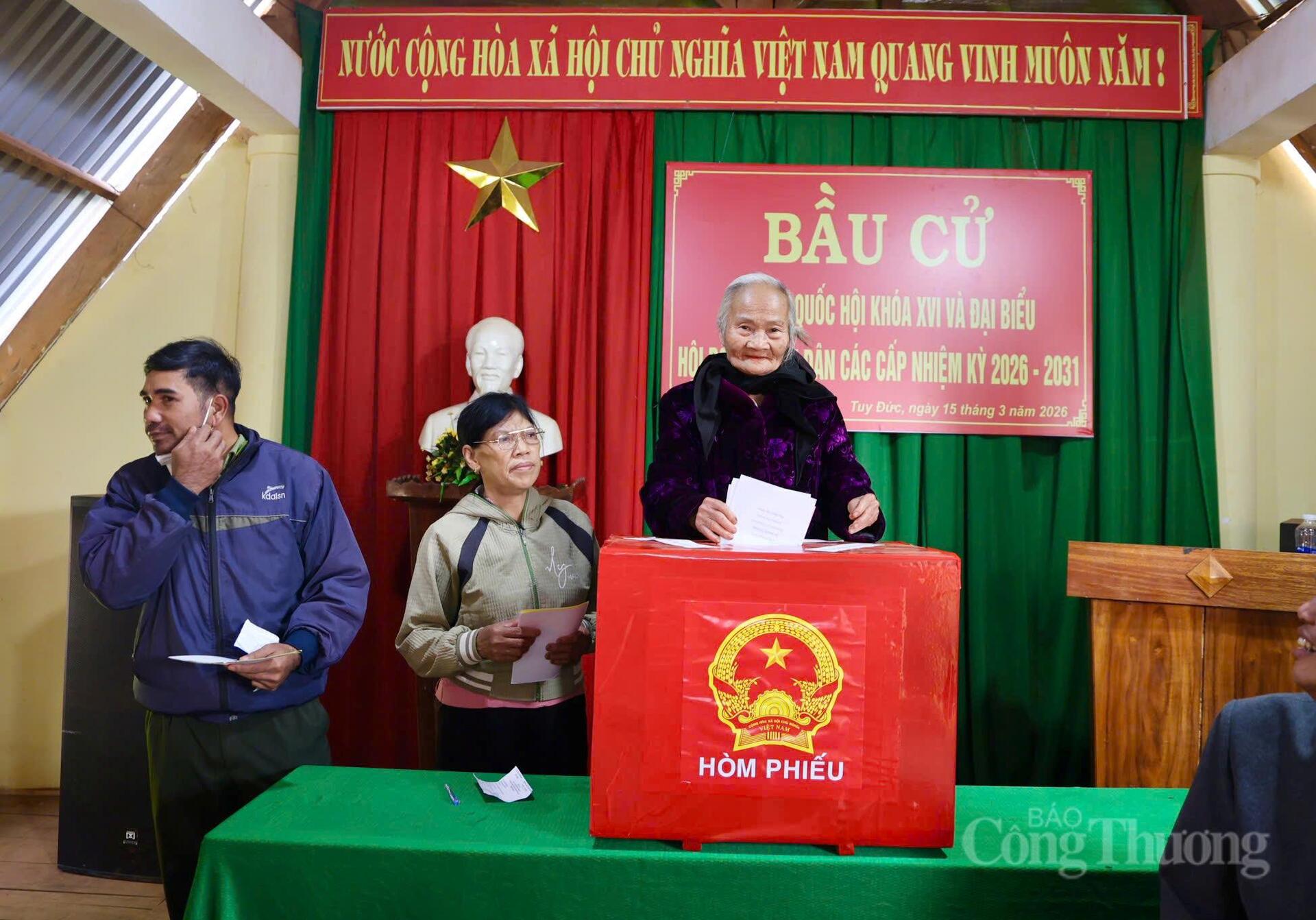 Cử tri xã biên giới Tuy Đức thực hiện nghĩa vụ công dân.