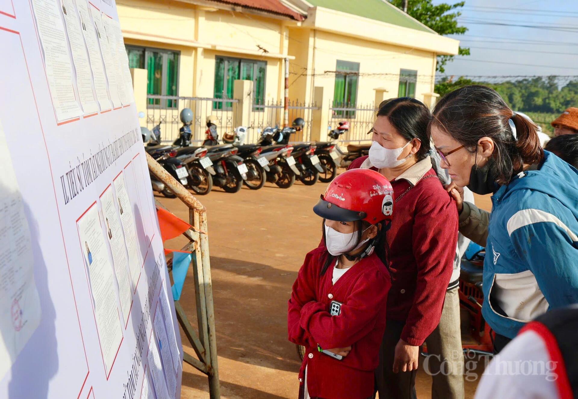 Các tầng lớp Nhân dân xã biên giới Tuy Đức tìm hiểu thông tin của các ứng viên.