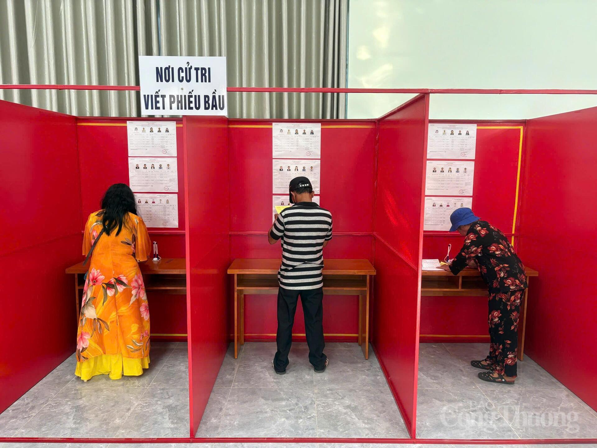 Cử tri phường Phan Thiết viết phiếu bầu.