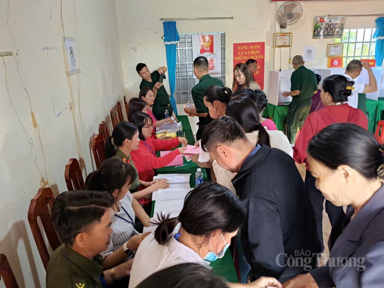 Đông đảo cử tri tại phường Nam Gia Nghĩa đến bỏ phiếu.