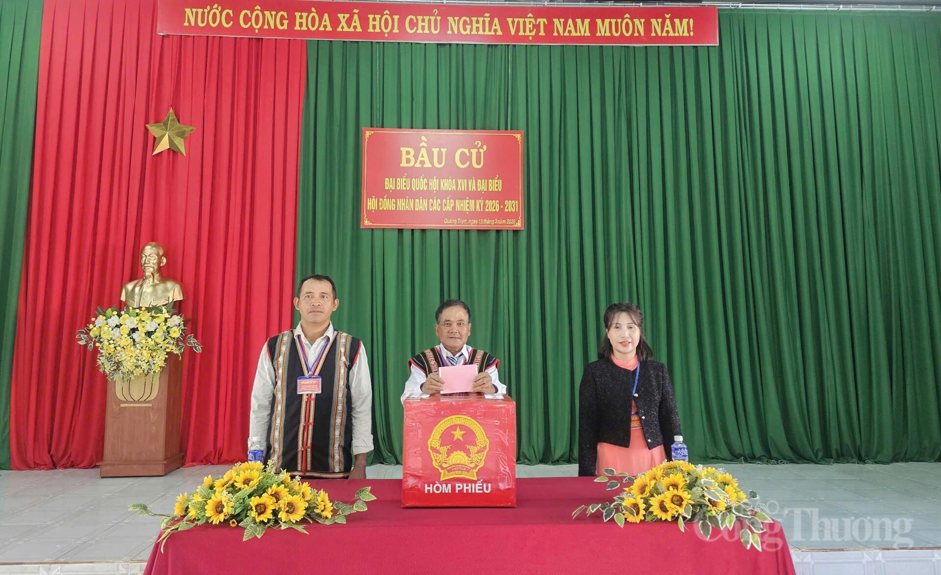 Cử tri vùng đồng bào dân tộc thiểu số tại xã Quảng Trực thực hiện nghĩa vụ bầu cử.