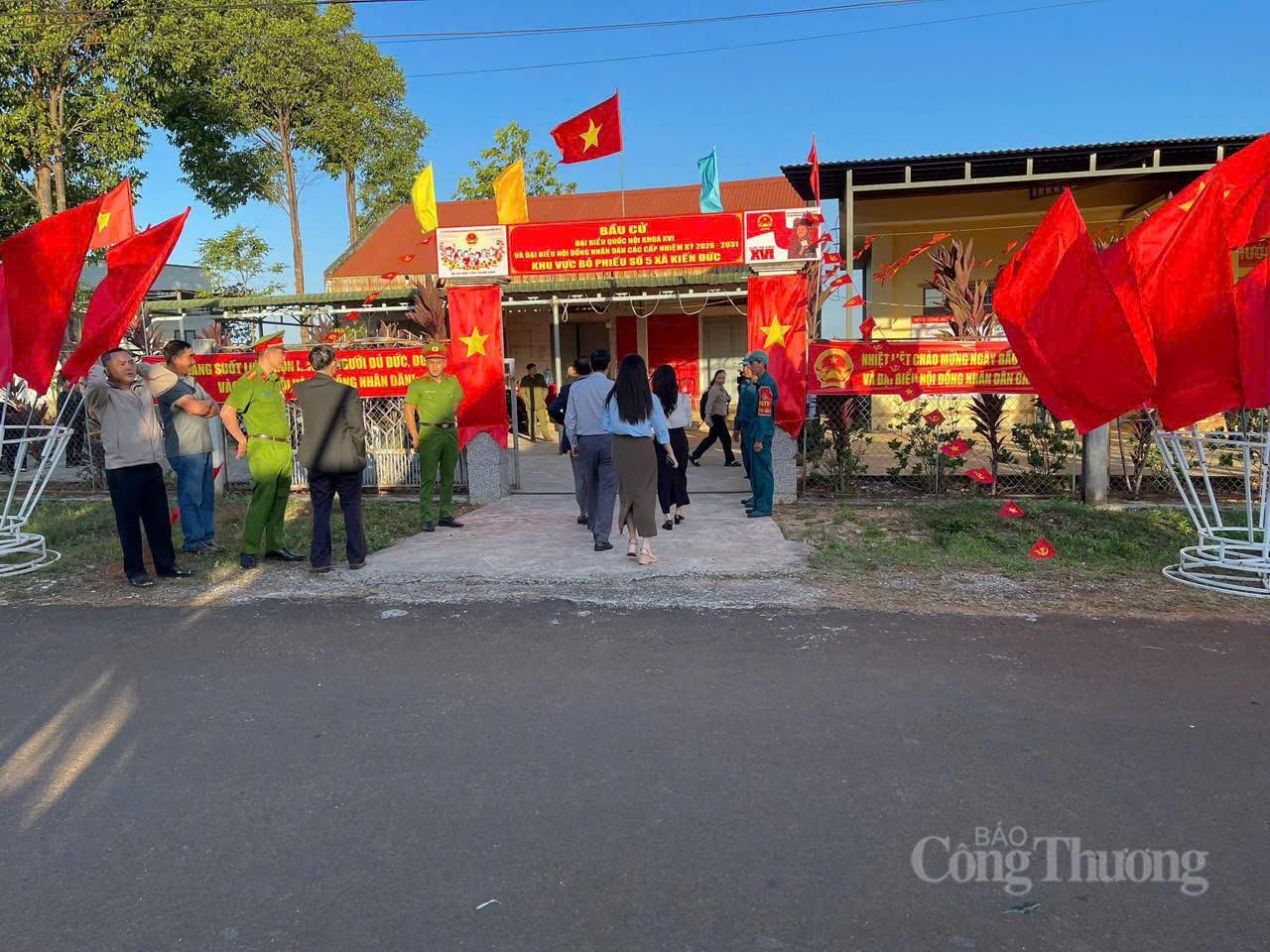 Cử tri xã Kiến Đức phấn khởi đi bỏ phiếu.