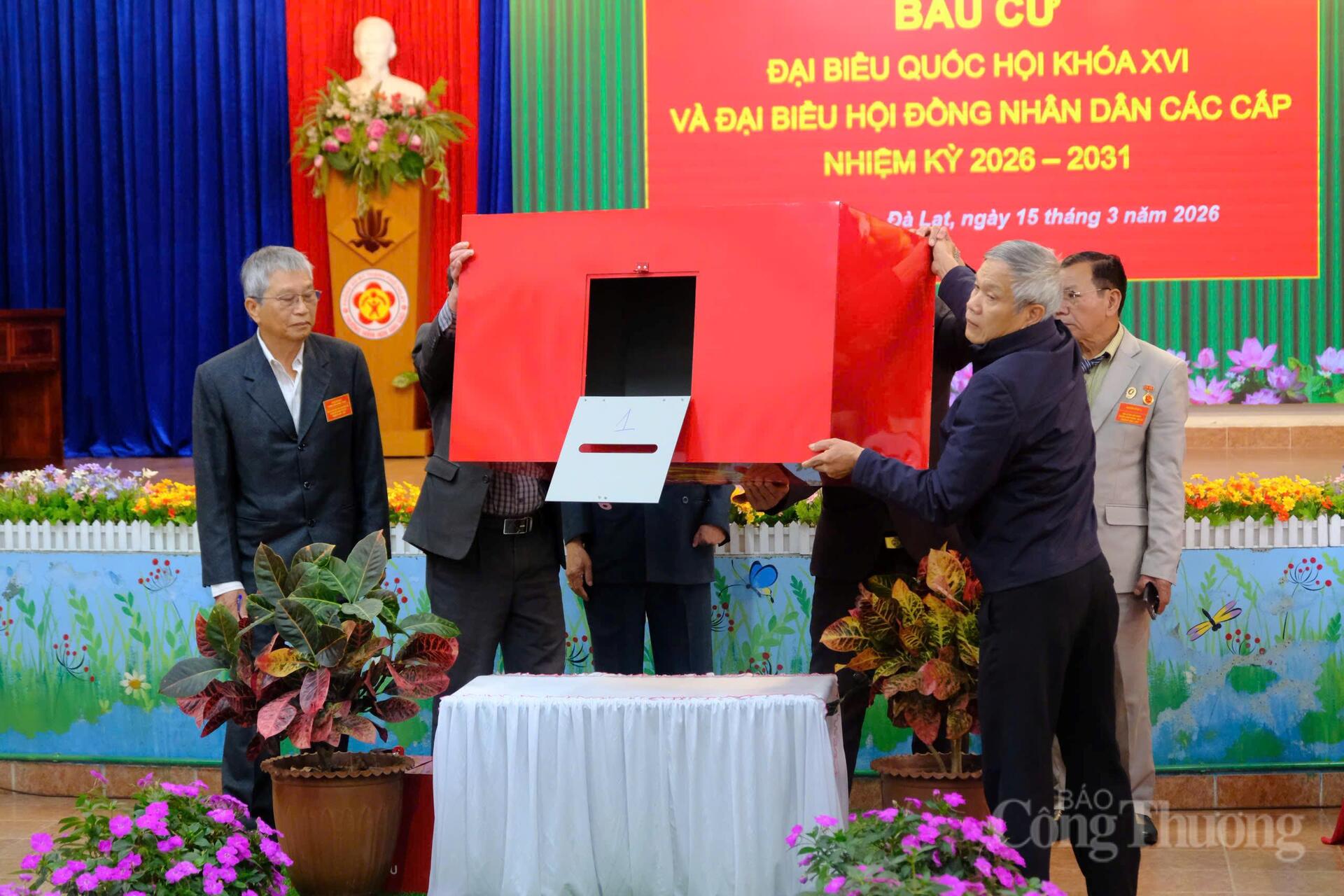 Các thành viên trong tổ kiểm phiếu kiểm tra thùng phiếu trước bầu cử.