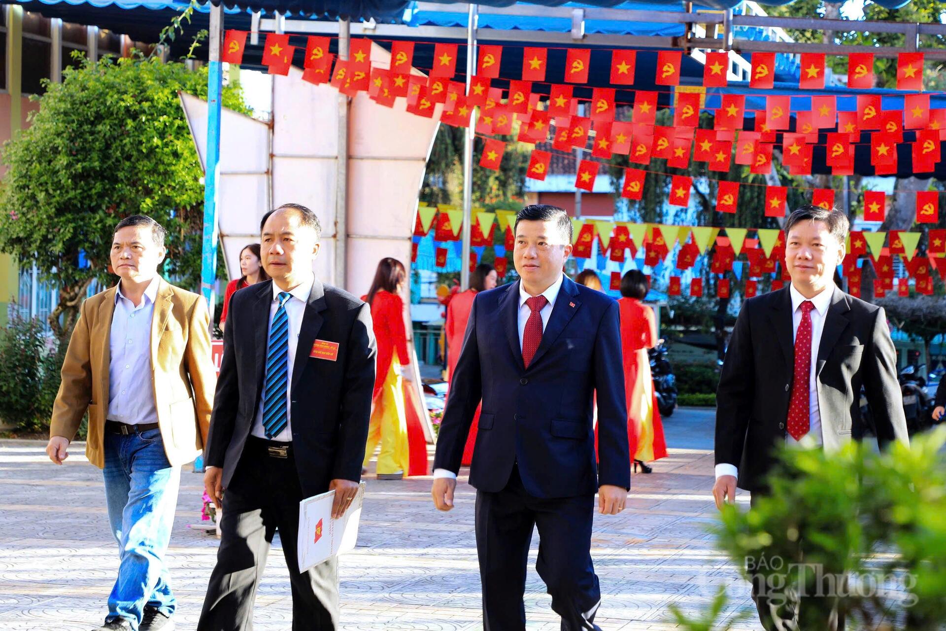 Bí thư Tỉnh ủy Lâm Đồng Y Thanh Hà Niê Kđăm (đi giữa) cùng các đại biểu bước vào điểm bỏ phiếu.