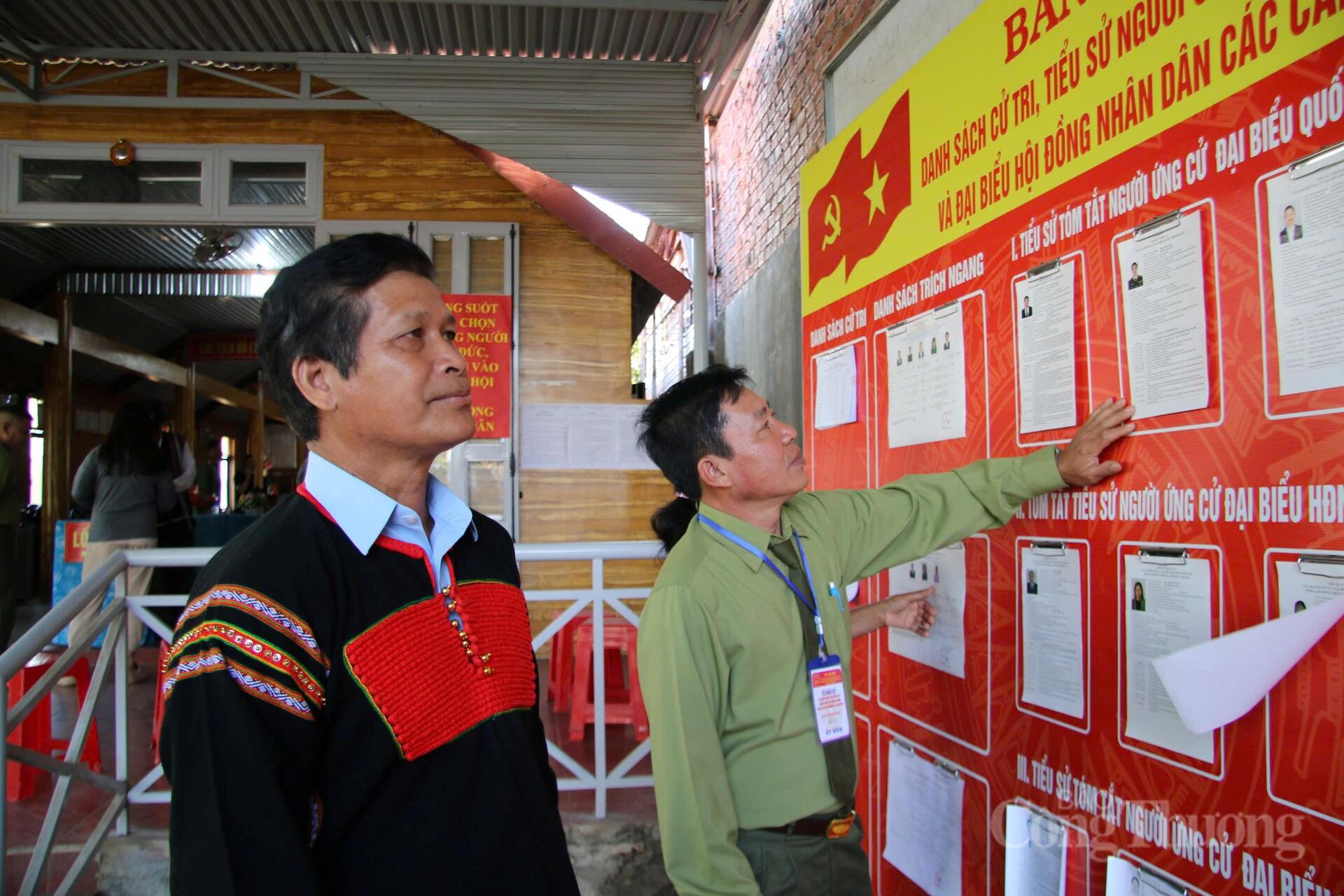 Già làng Y Khiêm Knul, người có uy tín bon U1, xã Cư Jút, tỉnh Lâm Đồng tìm hiểu thông tin các ứng viên.