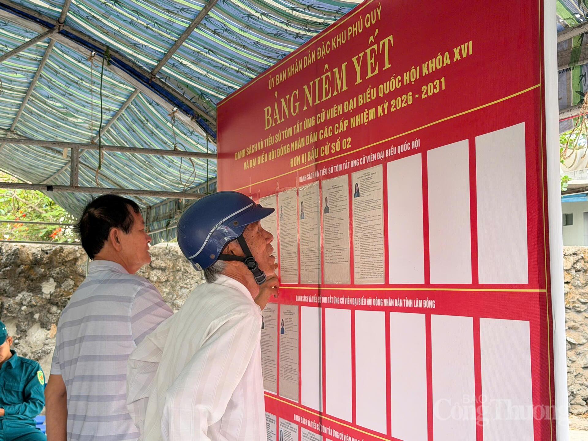 Các cử tri tại đặc khu Phú Quý tìm hiểu thông tin các ứng viên.