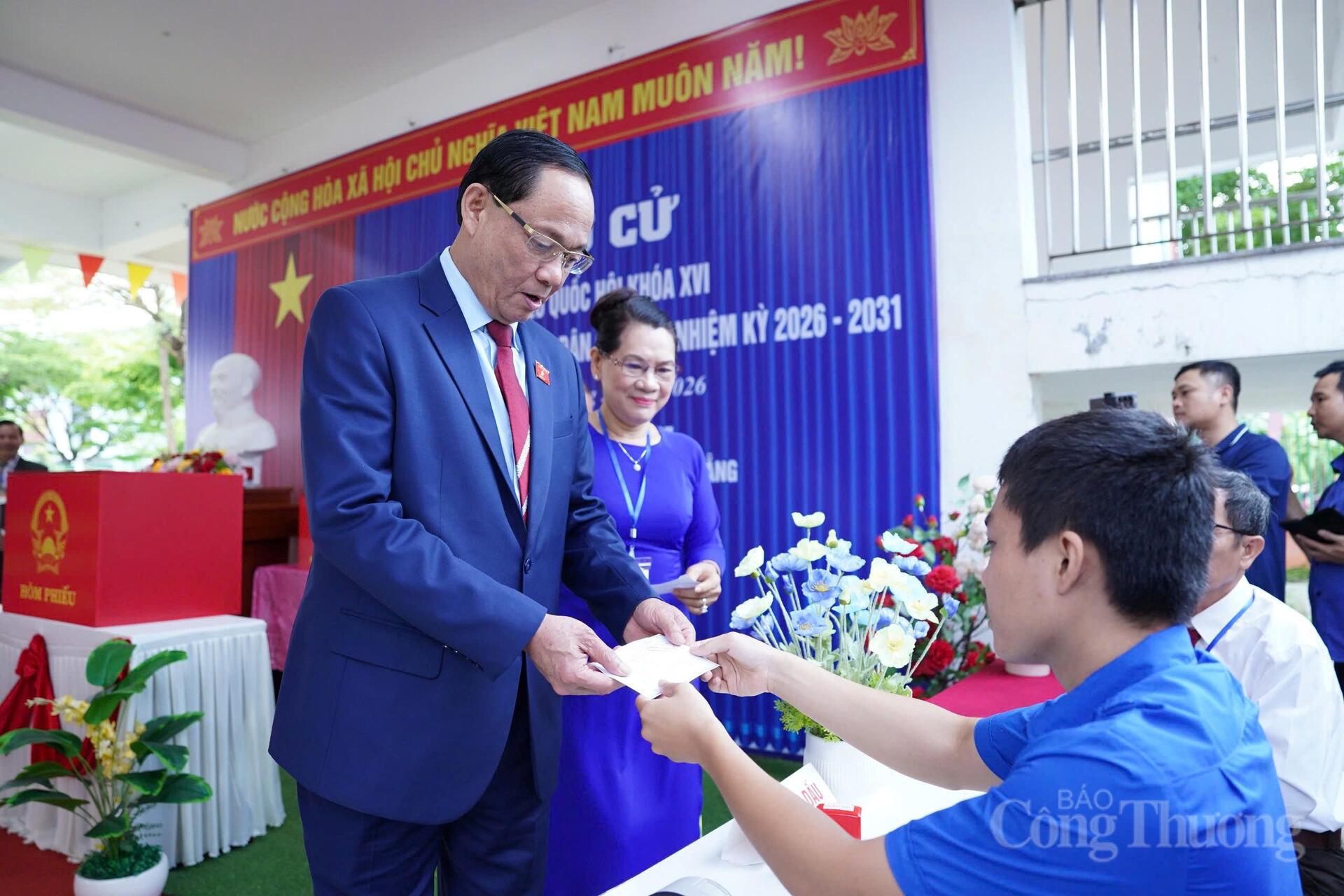 Một số hình ảnh cử tri Đà Nẵng tham gia bầu cử - 12