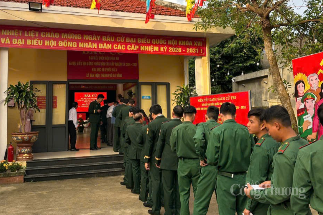 Một số hình ảnh cử tri Đà Nẵng tham gia bầu cử - 25