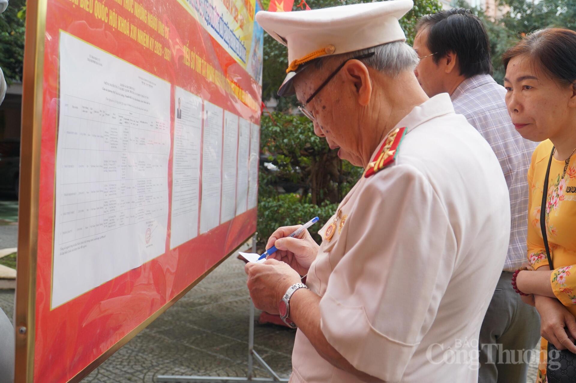 Một số hình ảnh cử tri Đà Nẵng tham gia bầu cử - 6