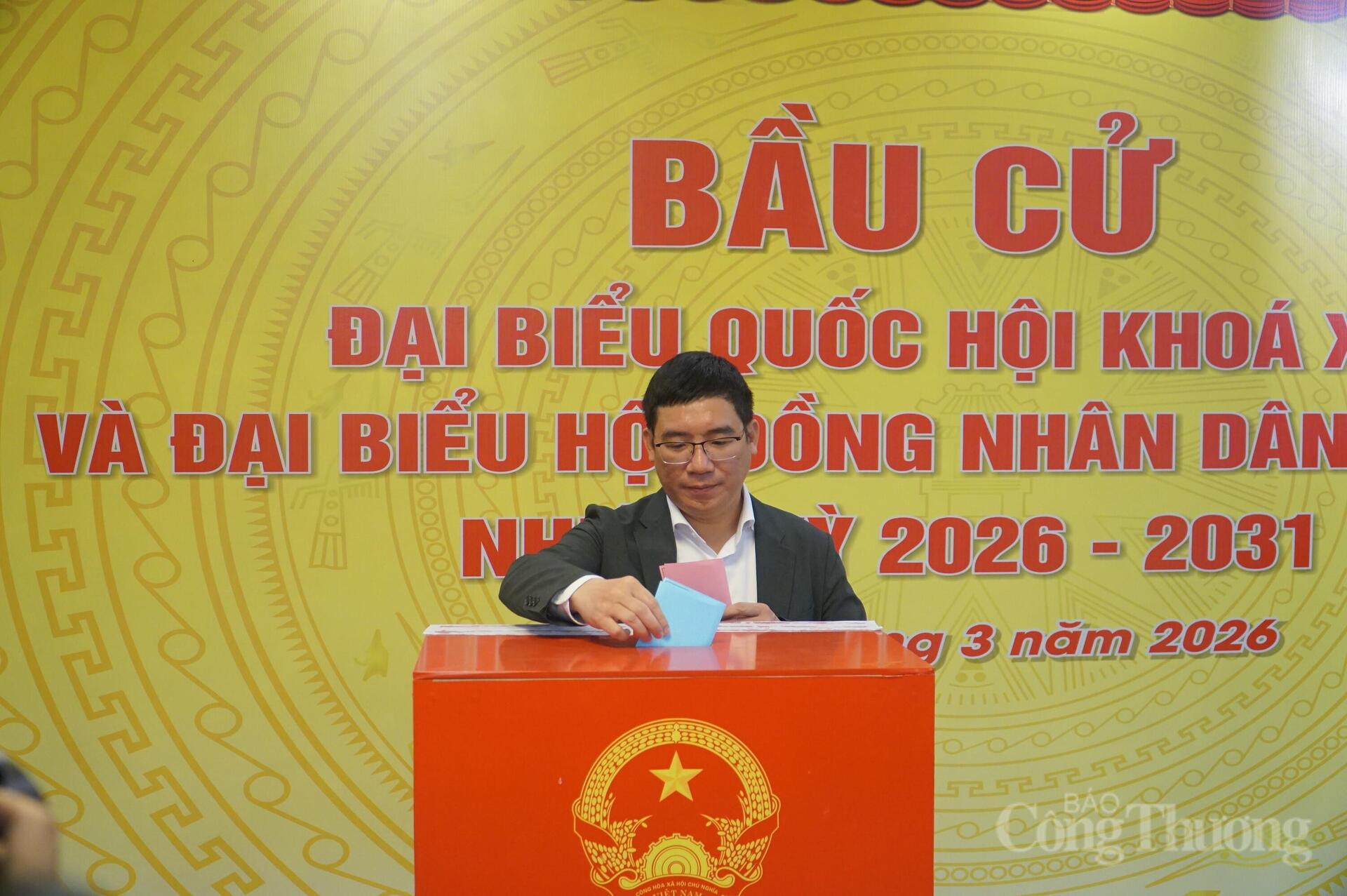 Một số hình ảnh cử tri Đà Nẵng tham gia bầu cử - 10