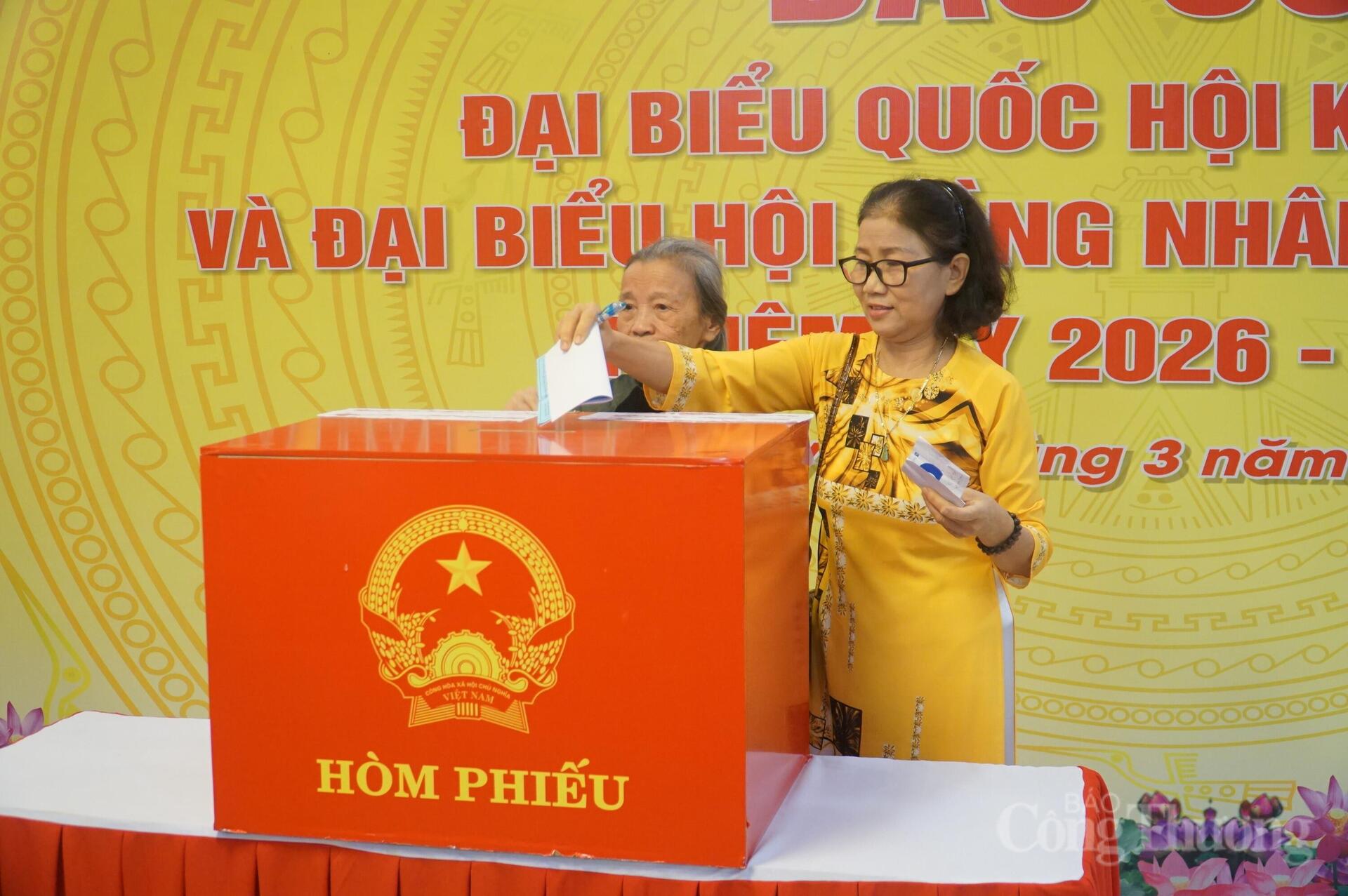 Một số hình ảnh cử tri Đà Nẵng tham gia bầu cử - 9