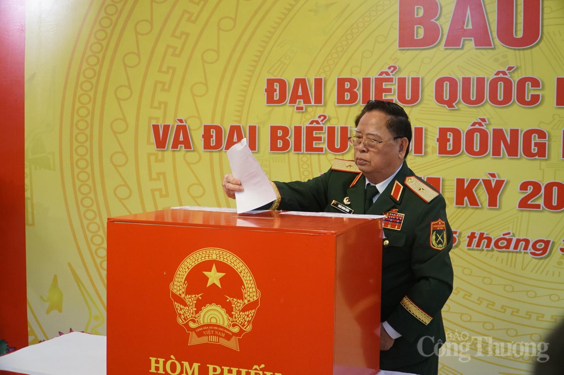 Một số hình ảnh cử tri Đà Nẵng tham gia bầu cử - 11