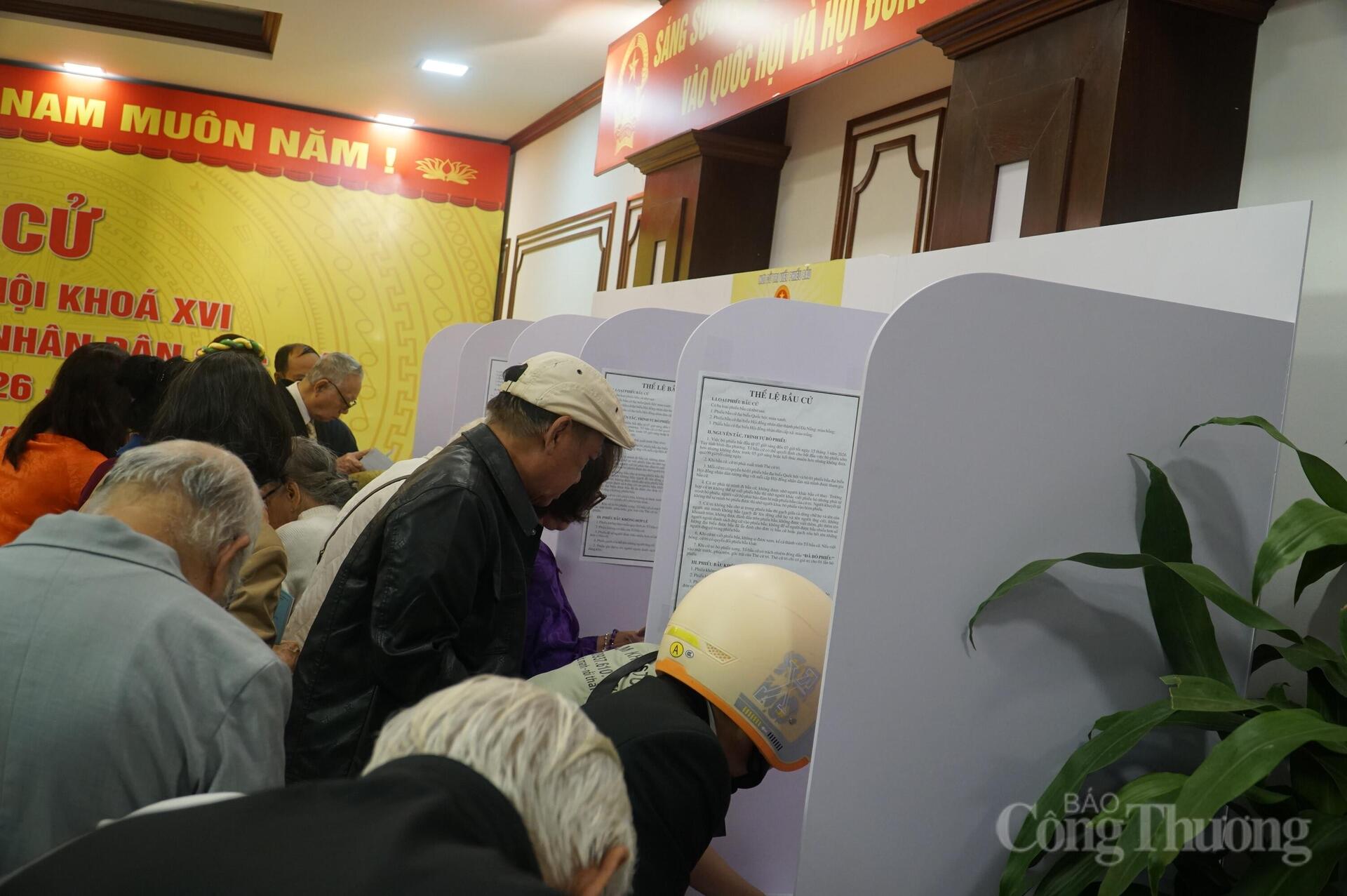 Một số hình ảnh cử tri Đà Nẵng tham gia bầu cử - 8