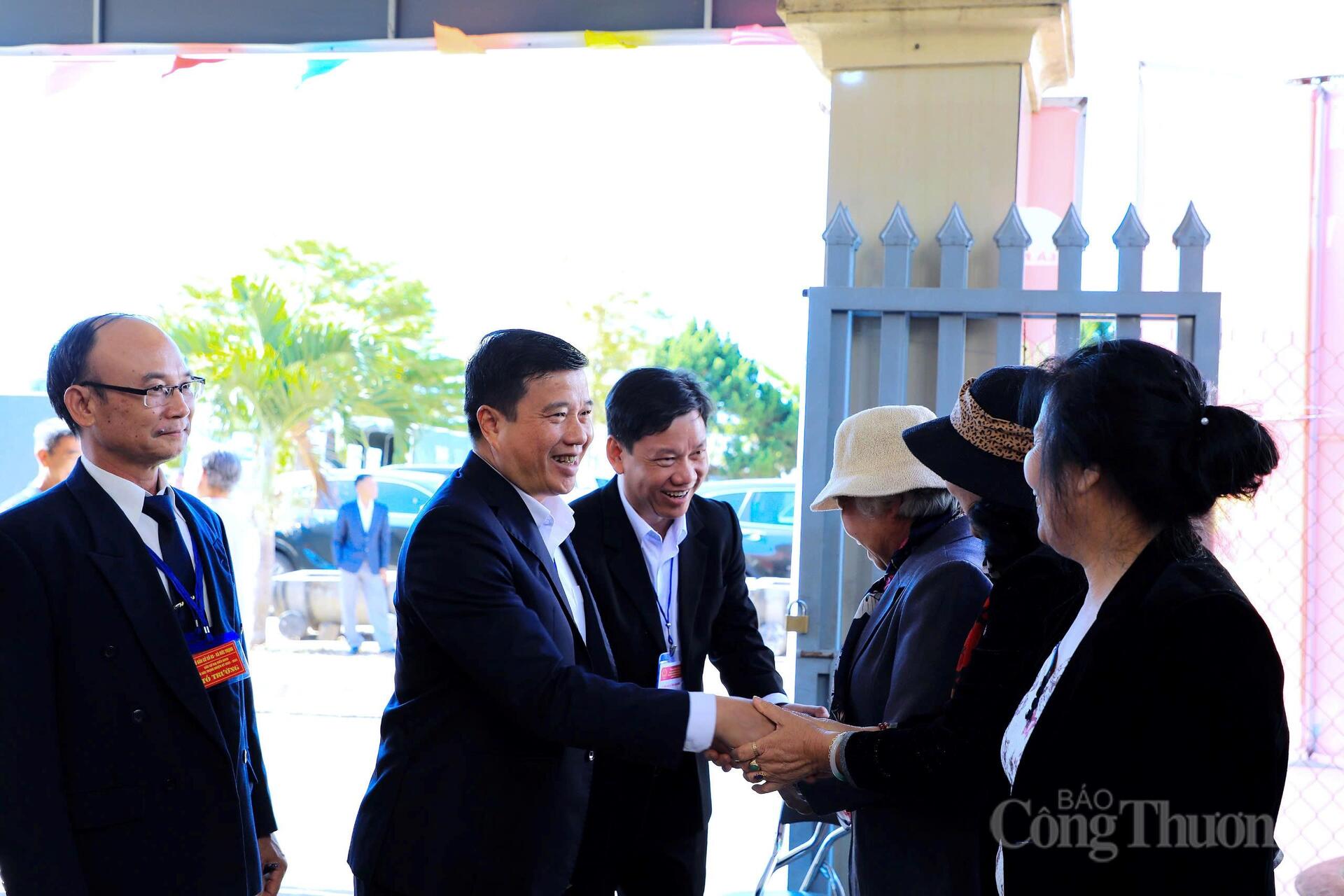 Bí thư Tỉnh ủy Lâm Đồng Y Thanh Hà Niê Kđăm hỏi thăm cử tri sau khi bỏ phiếu.