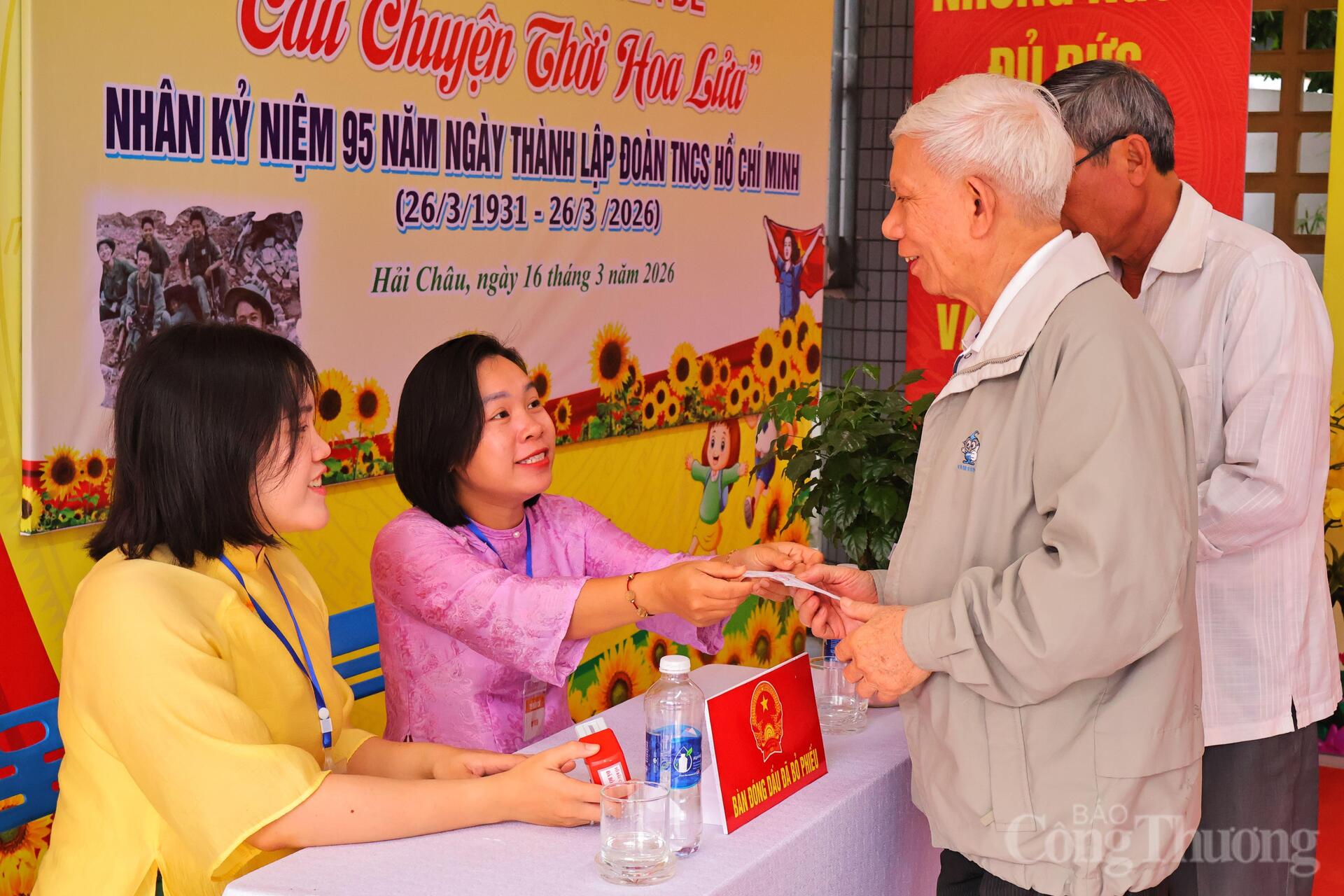 Một số hình ảnh cử tri Đà Nẵng tham gia bầu cử - 15