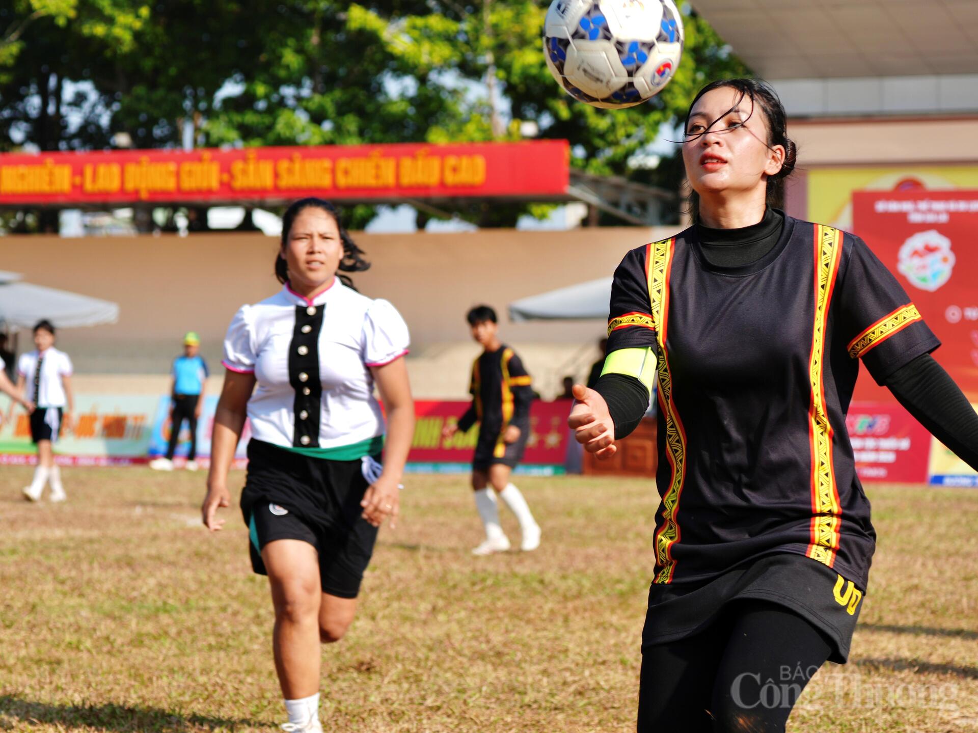 Những cô gái dân tộc thiểu số Gia Lai 'cháy' hết mình trên sân cỏ - 11