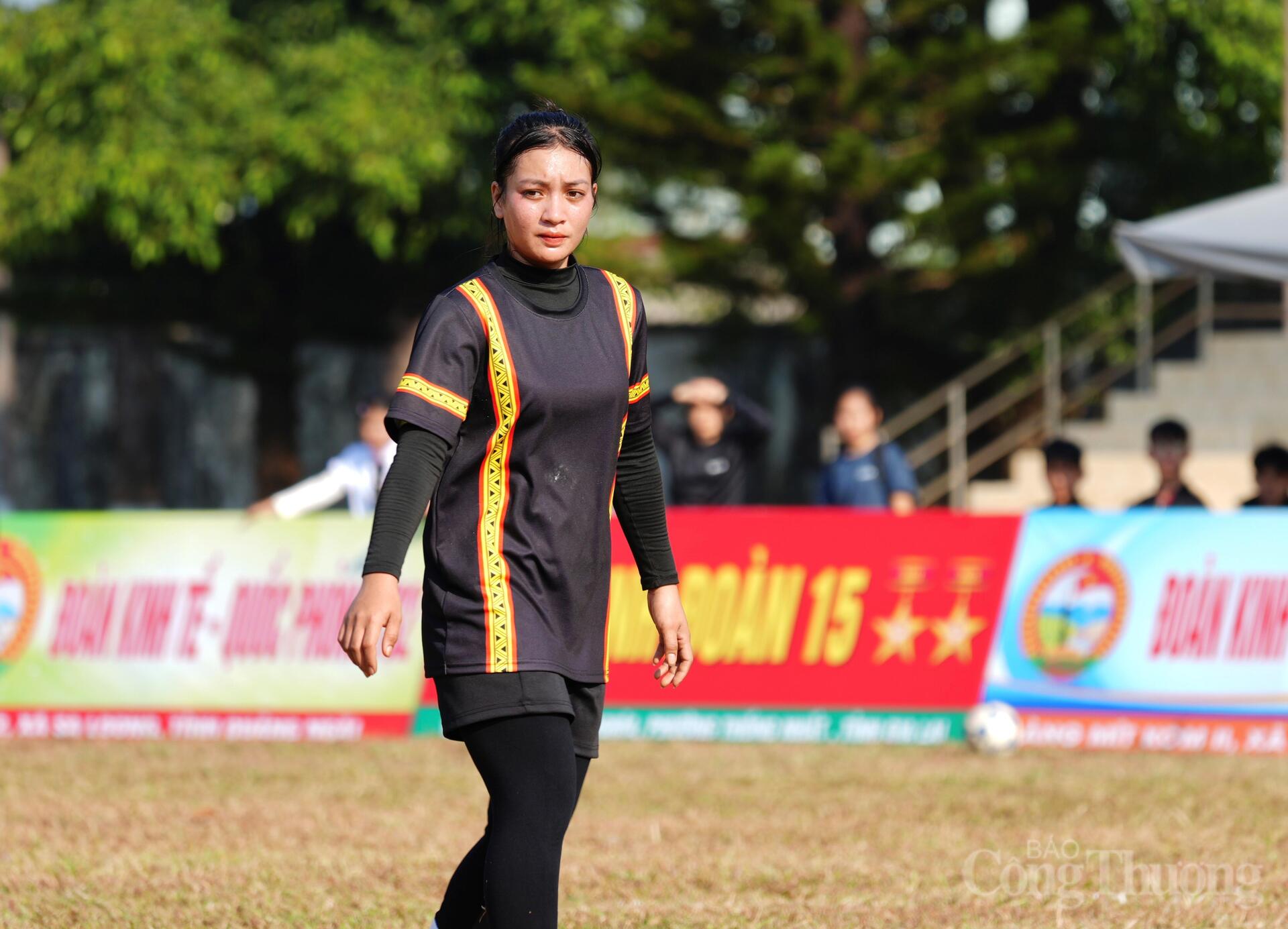 Những cô gái dân tộc thiểu số Gia Lai 'cháy' hết mình trên sân cỏ - 12