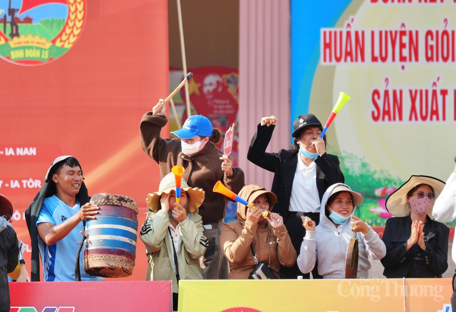 Những cô gái dân tộc thiểu số Gia Lai 'cháy' hết mình trên sân cỏ - 18